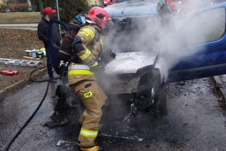 Strażacy gasili pożar samochodu na jednej z ulic Lublina (zdjęcia)