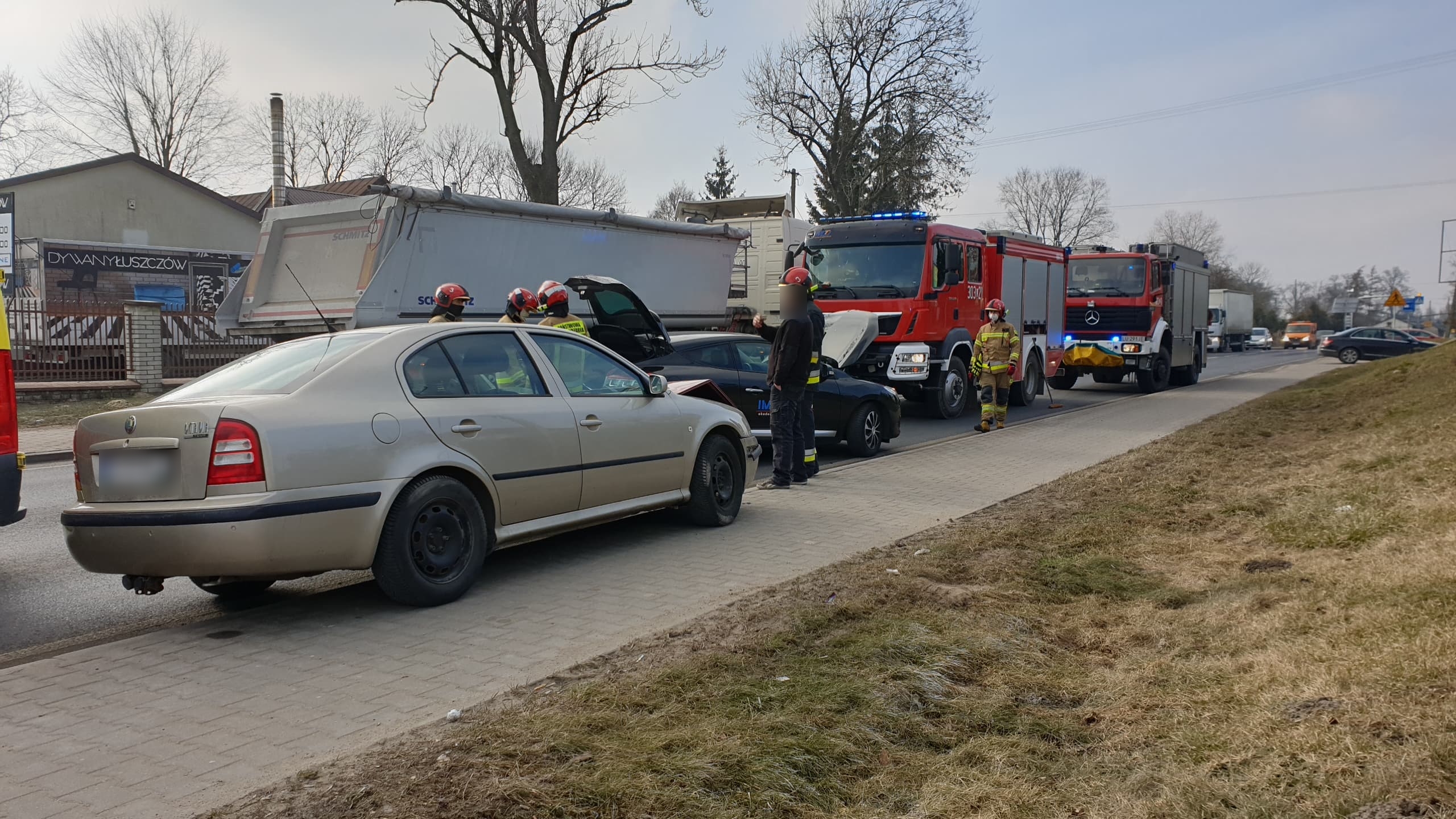 Zderzenie dwóch pojazdów na trasie Łęczna – Lublin. Spore utrudnienia w ruchu na krajowej 82 (zdjęcia)