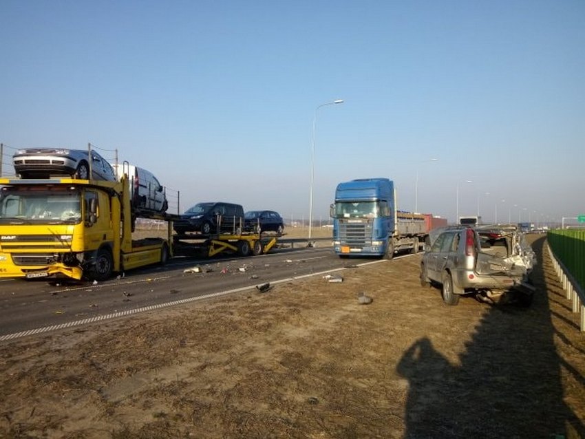 Zderzenie ciężarówki z dwoma osobówkami. Zablokowana trasa Warszawa – Lublin (zdjęcia)
