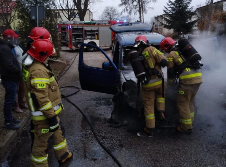 Strażacy gasili pożar samochodu na jednej z ulic Lublina (zdjęcia)