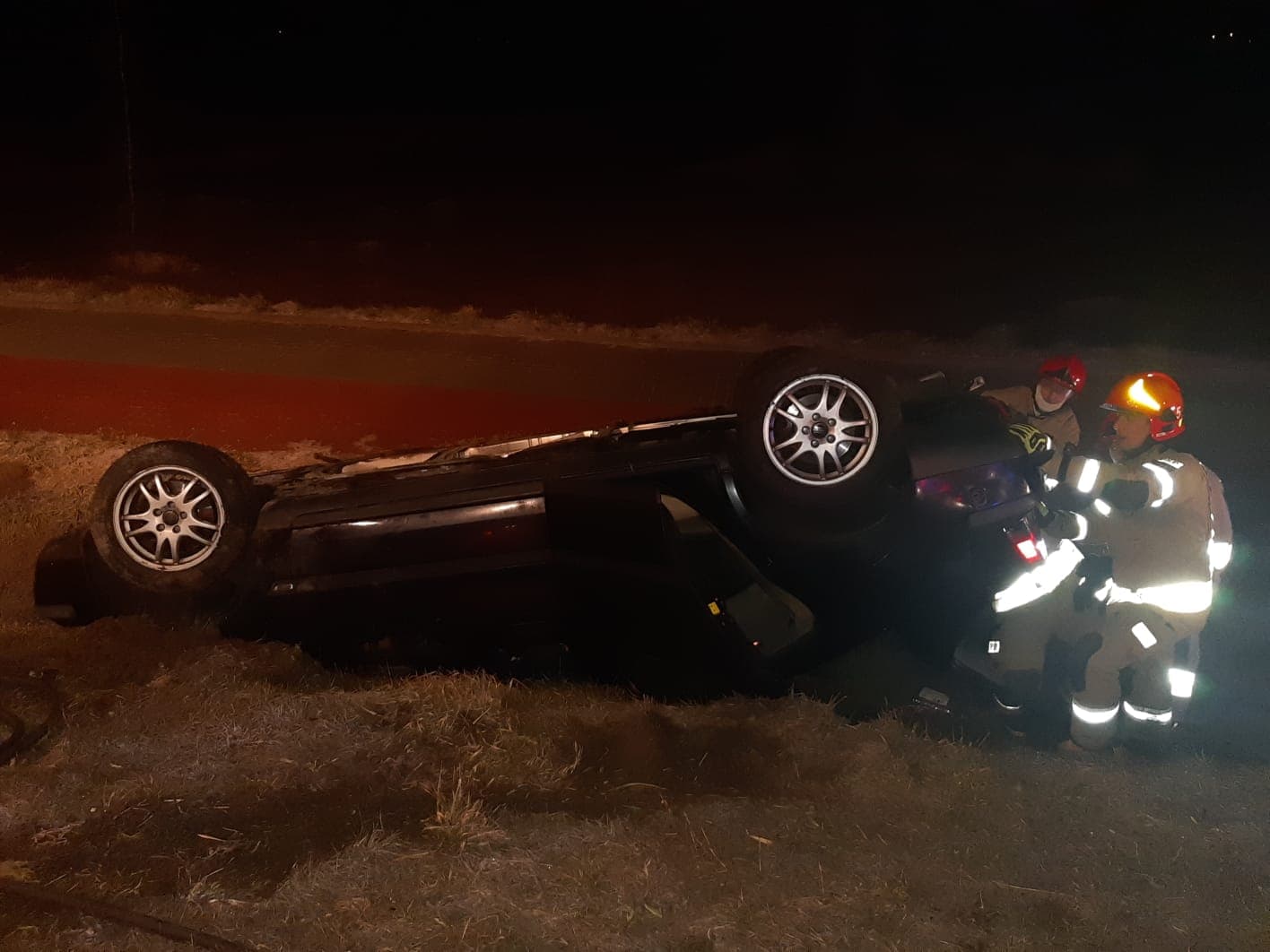 Było szybko, było ślisko, zakończyło się dachowaniem w rowie. Jedna osoba trafiła do szpitala (zdjęcia)