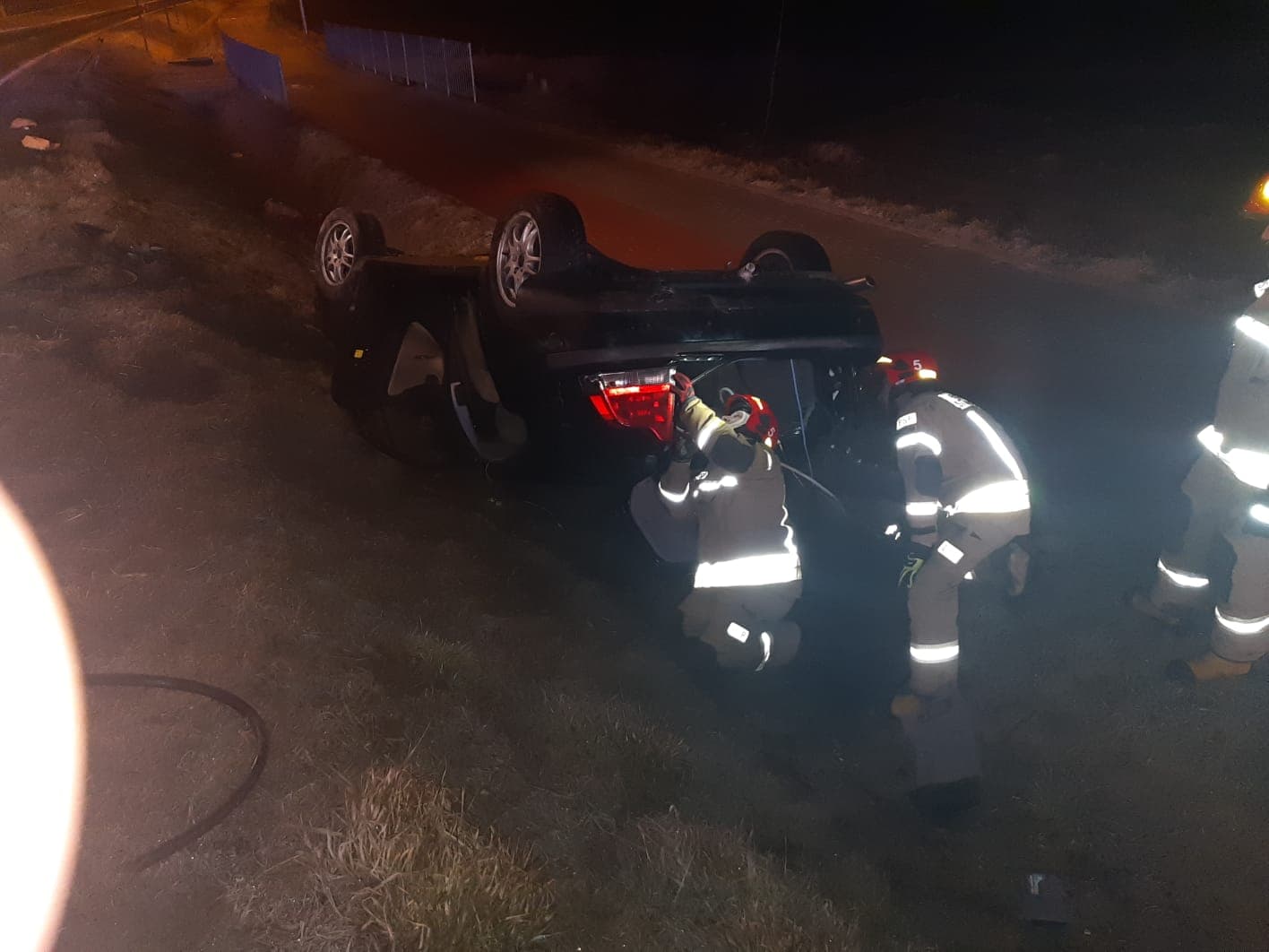 Było szybko, było ślisko, zakończyło się dachowaniem w rowie. Jedna osoba trafiła do szpitala (zdjęcia)