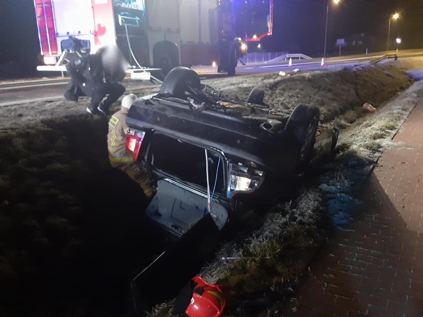 Było szybko, było ślisko, zakończyło się dachowaniem w rowie. Jedna osoba trafiła do szpitala (zdjęcia)