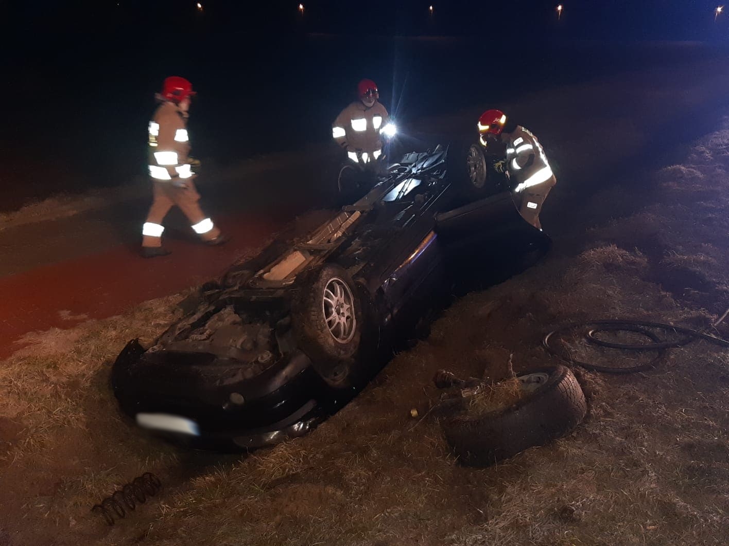 Było szybko, było ślisko, zakończyło się dachowaniem w rowie. Jedna osoba trafiła do szpitala (zdjęcia)