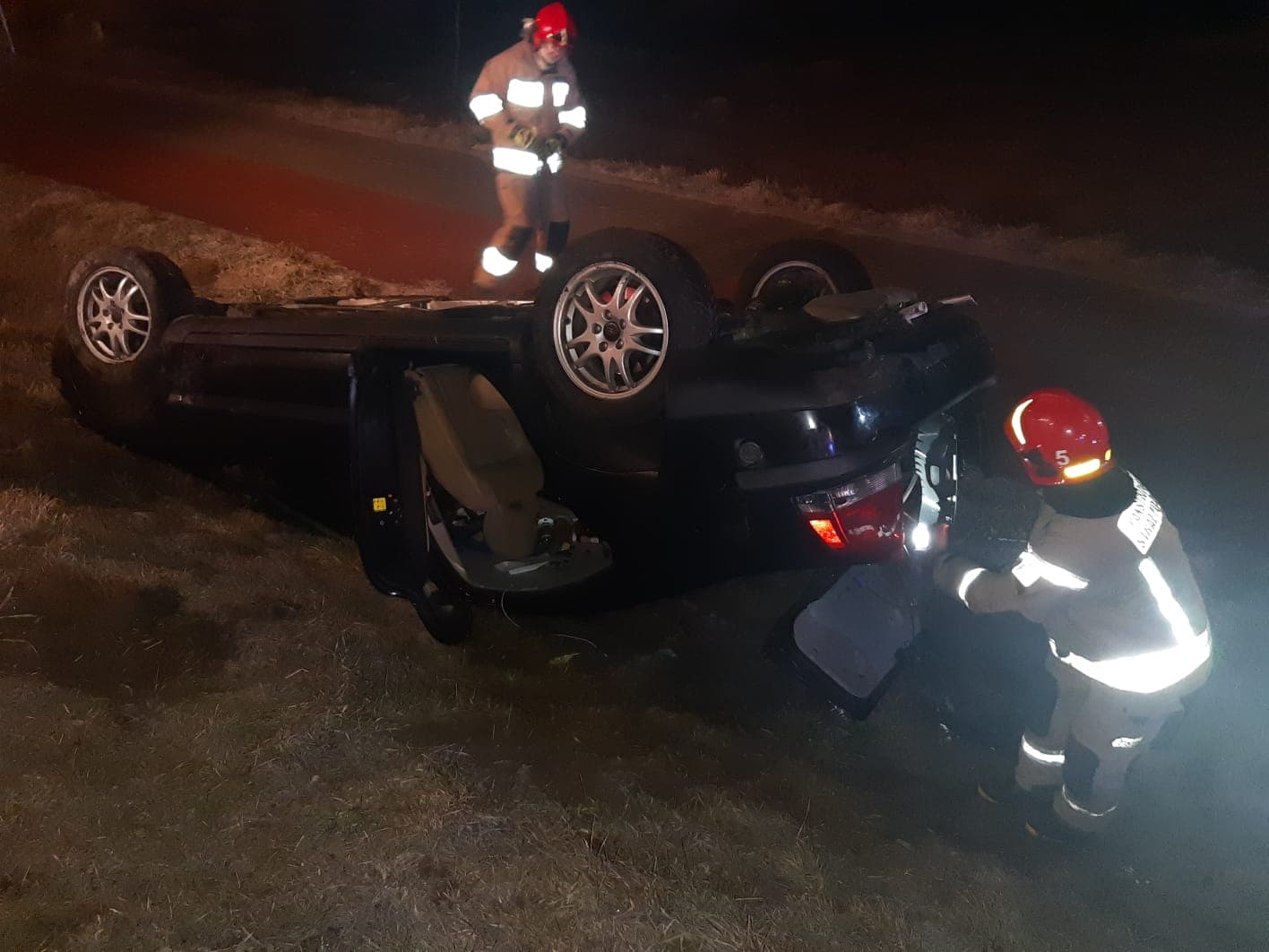 Było szybko, było ślisko, zakończyło się dachowaniem w rowie. Jedna osoba trafiła do szpitala (zdjęcia)