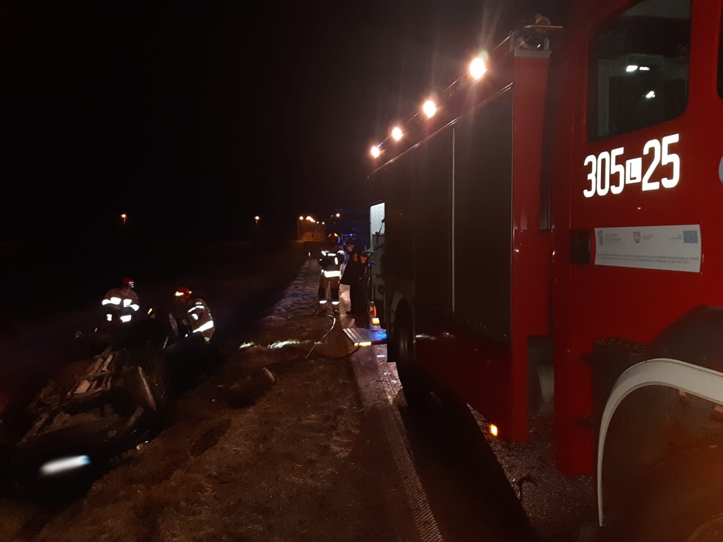 Było szybko, było ślisko, zakończyło się dachowaniem w rowie. Jedna osoba trafiła do szpitala (zdjęcia)