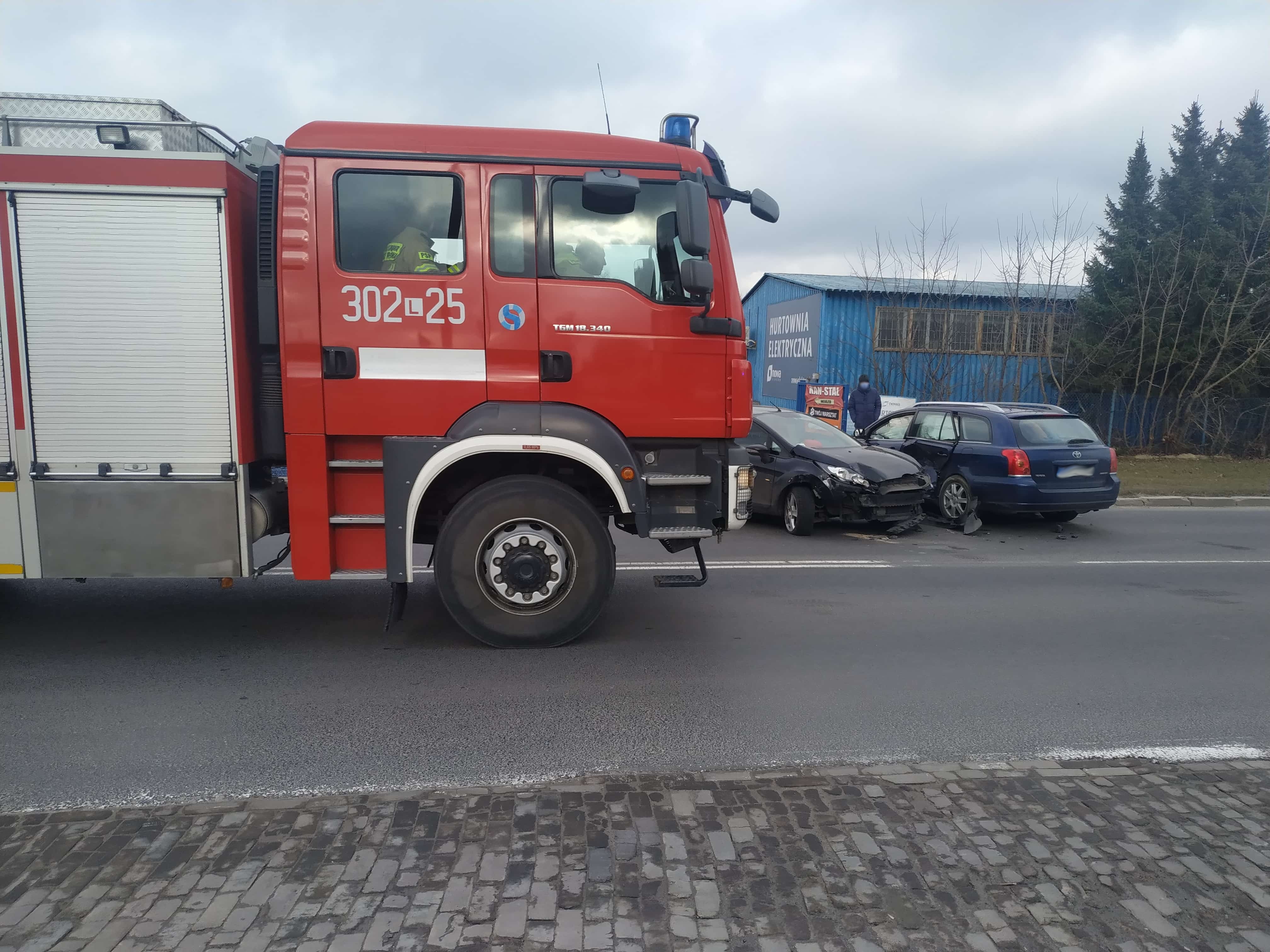 Zderzenie dwóch pojazdów na skrzyżowaniu. Jedna osoba poszkodowana, są utrudnienia w ruchu (zdjęcia)