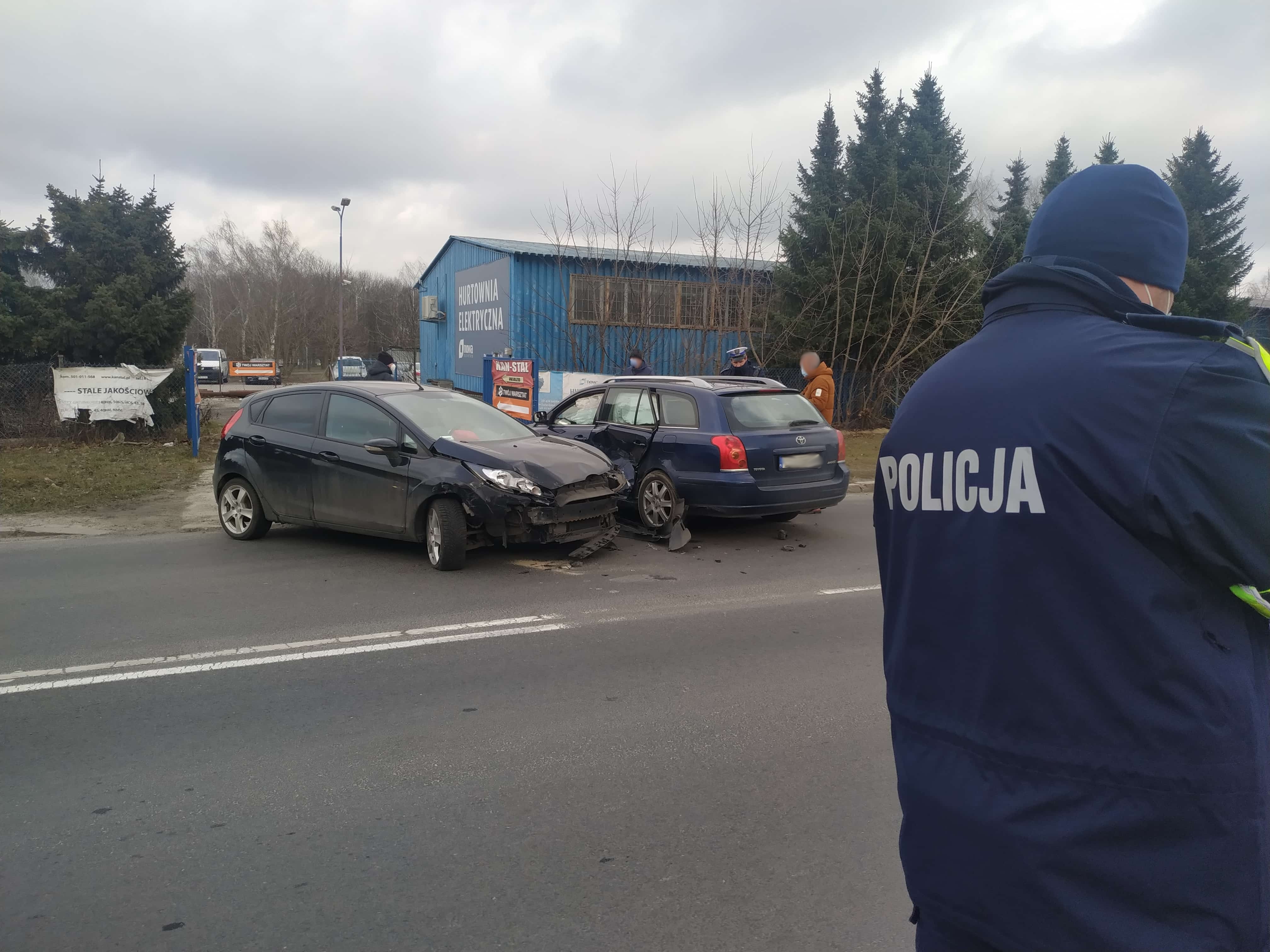 Zderzenie dwóch pojazdów na skrzyżowaniu. Jedna osoba poszkodowana, są utrudnienia w ruchu (zdjęcia)