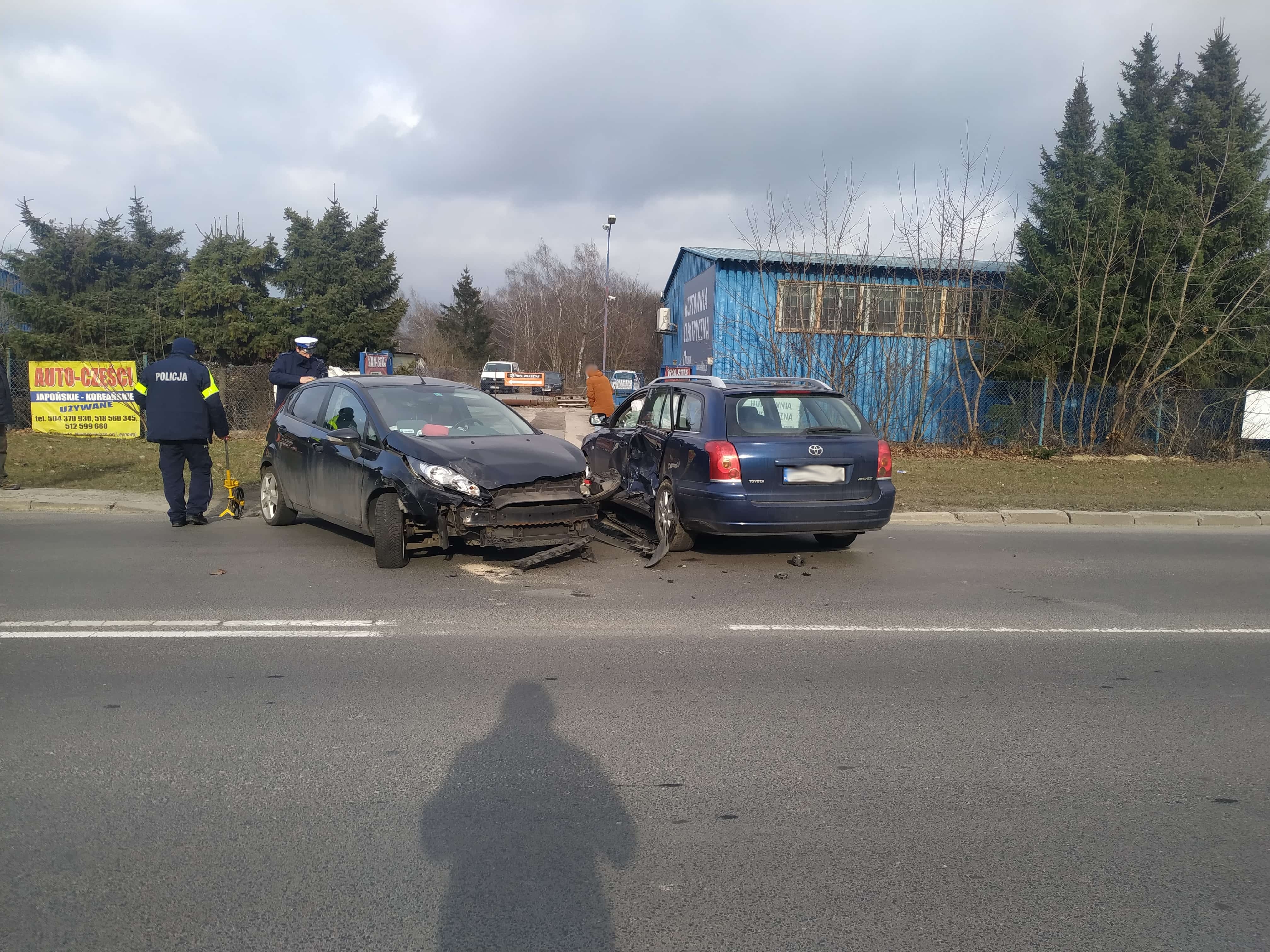 Zderzenie dwóch pojazdów na skrzyżowaniu. Jedna osoba poszkodowana, są utrudnienia w ruchu (zdjęcia)