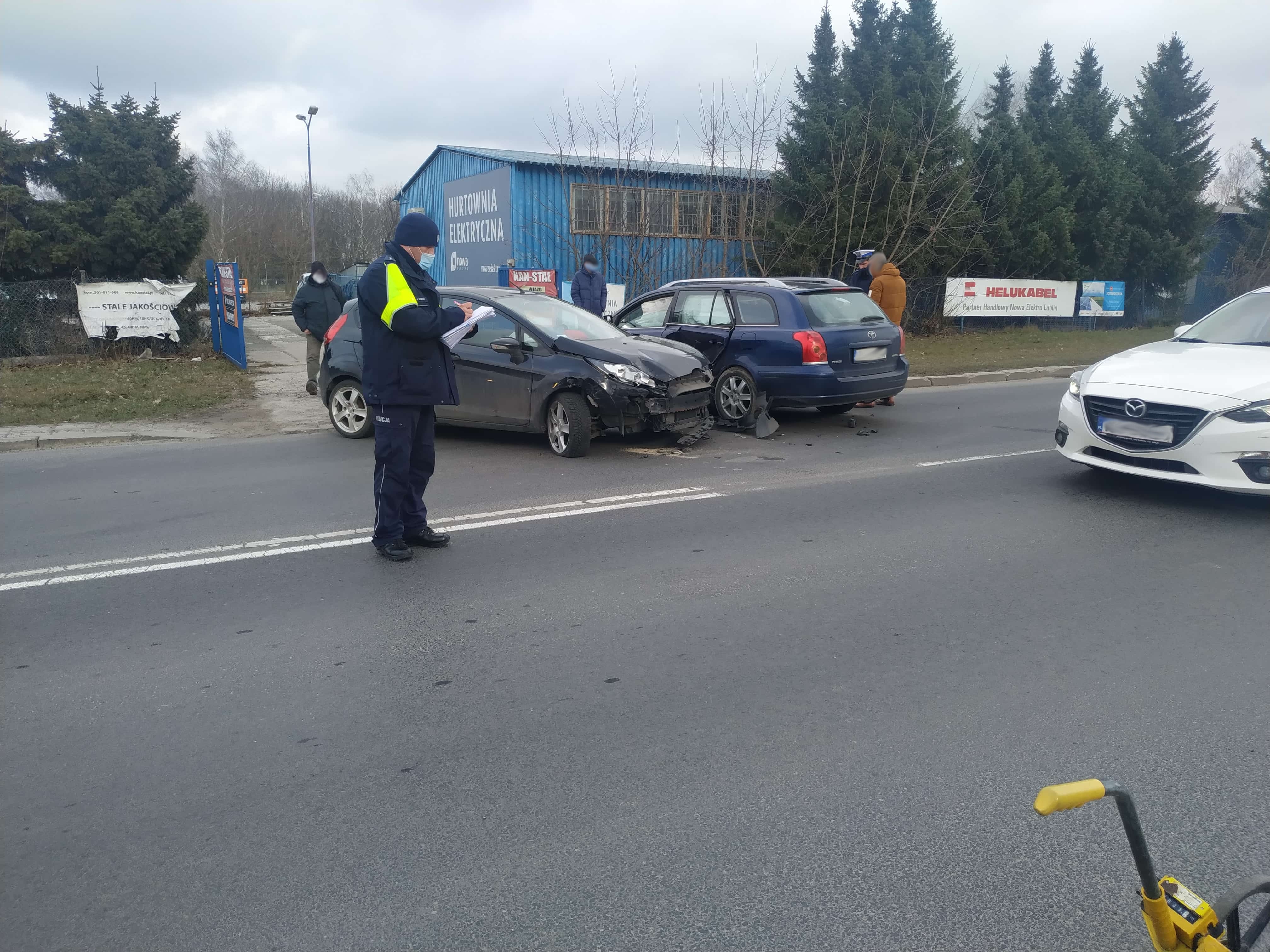 Zderzenie dwóch pojazdów na skrzyżowaniu. Jedna osoba poszkodowana, są utrudnienia w ruchu (zdjęcia)