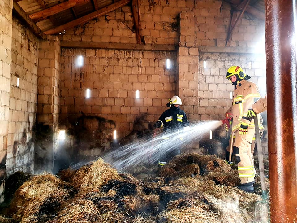 Nocny pożar stodoły. W akcji gaśniczej trzy zastępy straży pożarnej (zdjęcia)