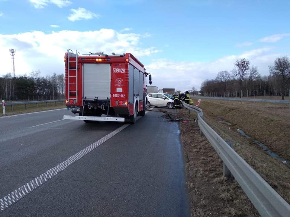 Straciła panowanie nad pojazdem i uderzyła w bariery energochłonne na S17 (zdjęcia)