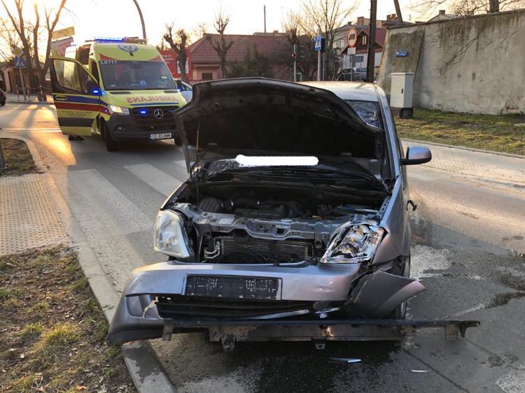 Zderzenie na skrzyżowaniu dwóch pojazdów, jedna osoba trafiła do szpitala (zdjęcia)