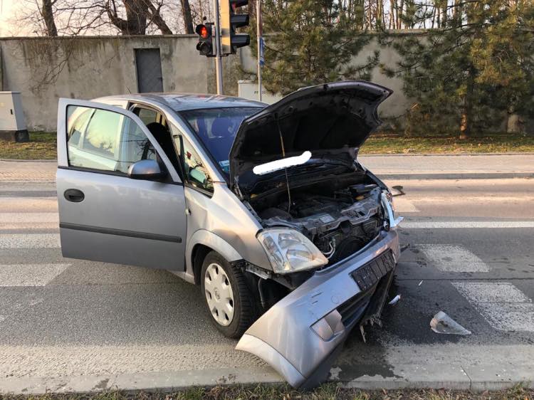 Zderzenie na skrzyżowaniu dwóch pojazdów, jedna osoba trafiła do szpitala (zdjęcia)