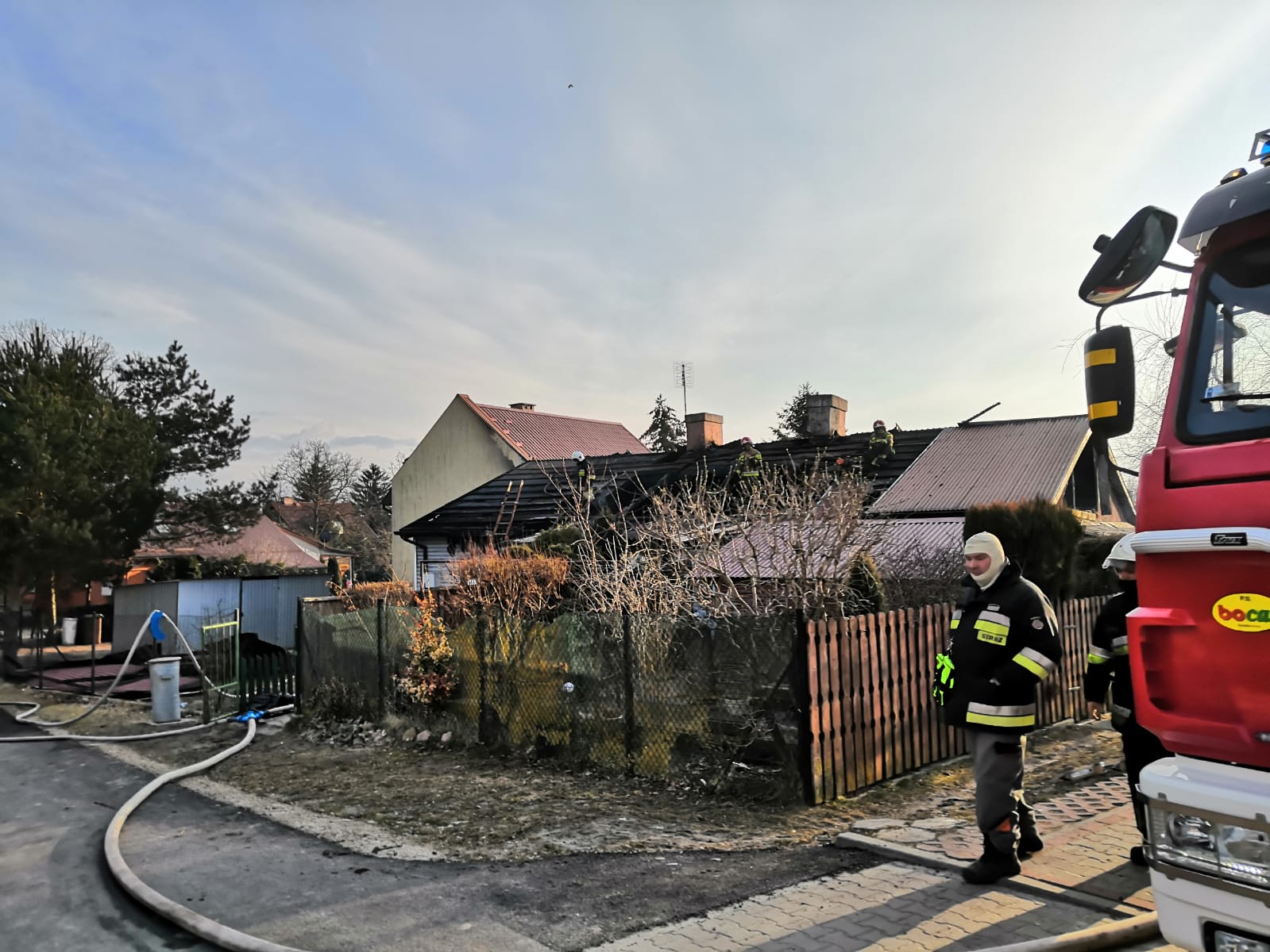 Tragiczny pożar domu. W trakcie akcji gaśniczej ujawniono zwłoki mężczyzny (zdjęcia)