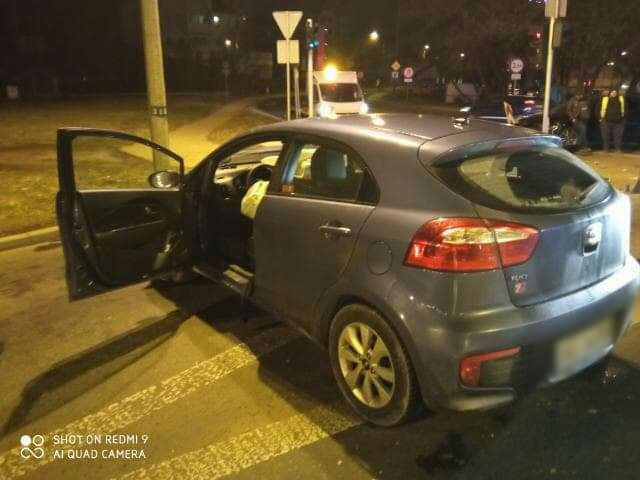 Pijany kierowca nie zauważył, że ma czerwone światło. Doprowadził do wypadku (zdjęcia)