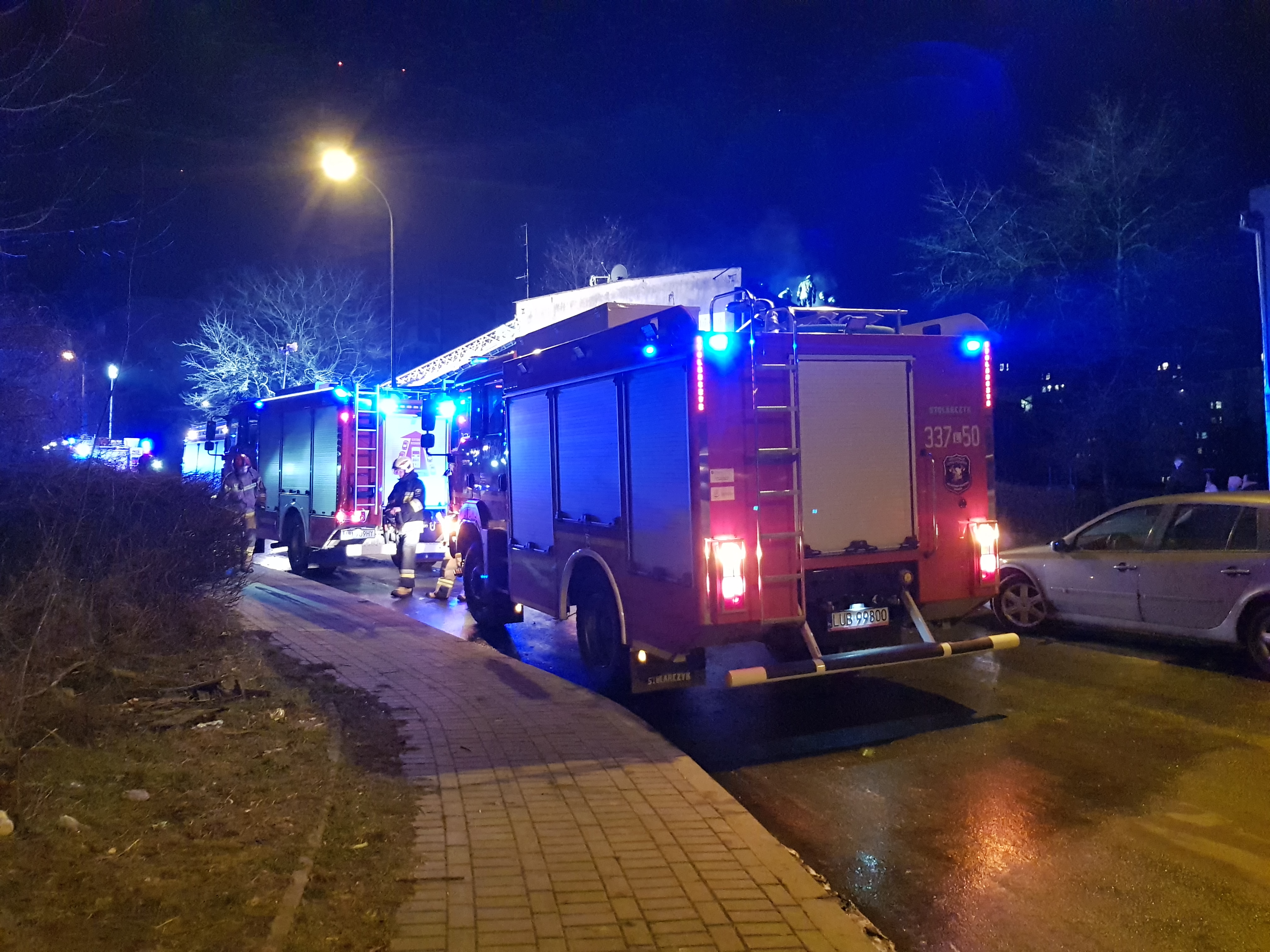 Strażacy walczą z ogniem już 10 godzin. Wciąż trwa akcja gaśnicza przy ul. Wrońskiej w Lublinie (zdjęcia, wideo)