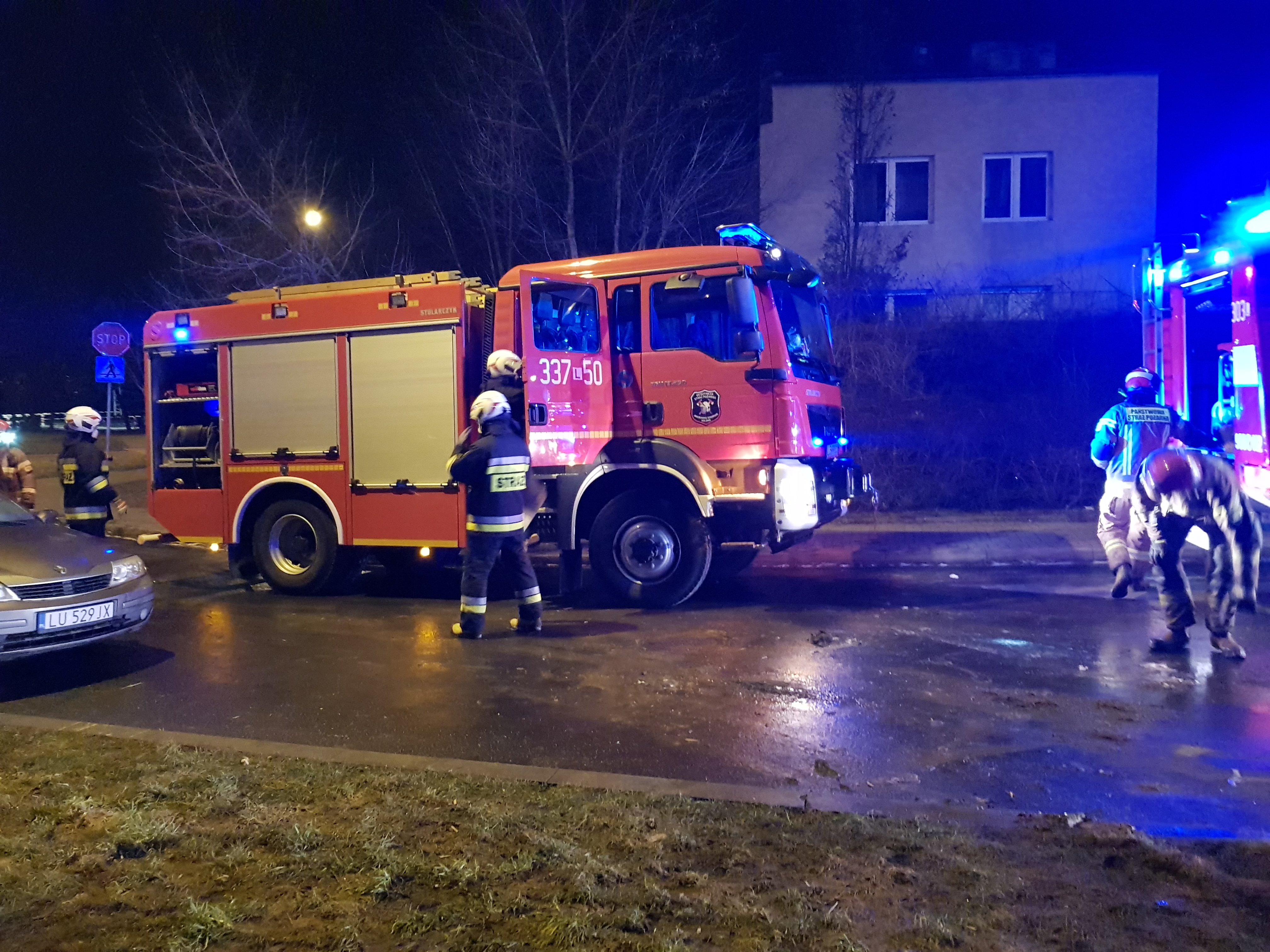 Strażacy walczą z ogniem już 10 godzin. Wciąż trwa akcja gaśnicza przy ul. Wrońskiej w Lublinie (zdjęcia, wideo)