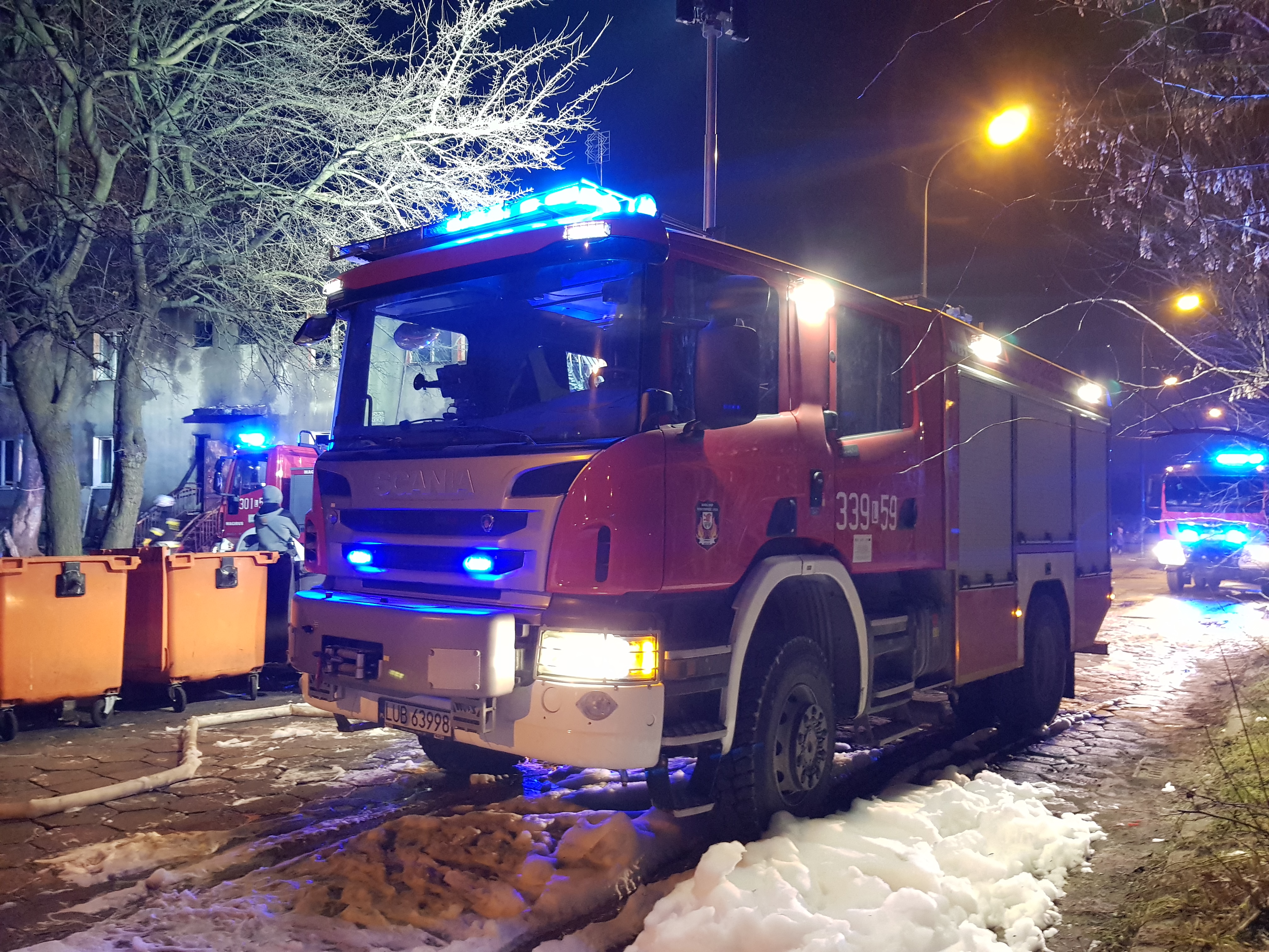 Strażacy walczą z ogniem już 10 godzin. Wciąż trwa akcja gaśnicza przy ul. Wrońskiej w Lublinie (zdjęcia, wideo)