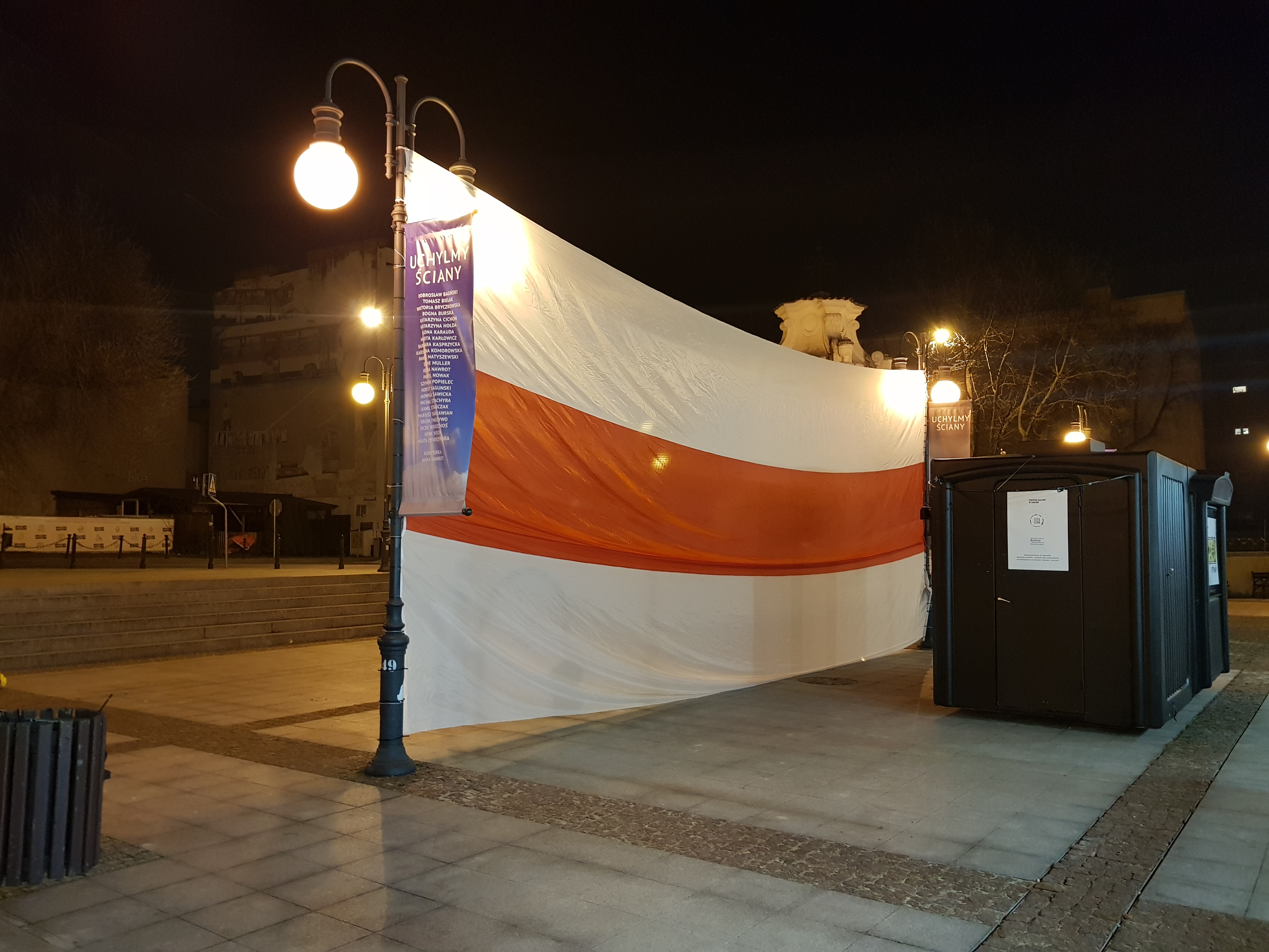 Lublin w biało-czerwono-białych barwach. To wyraz solidarności z Białorusią (zdjęcia)