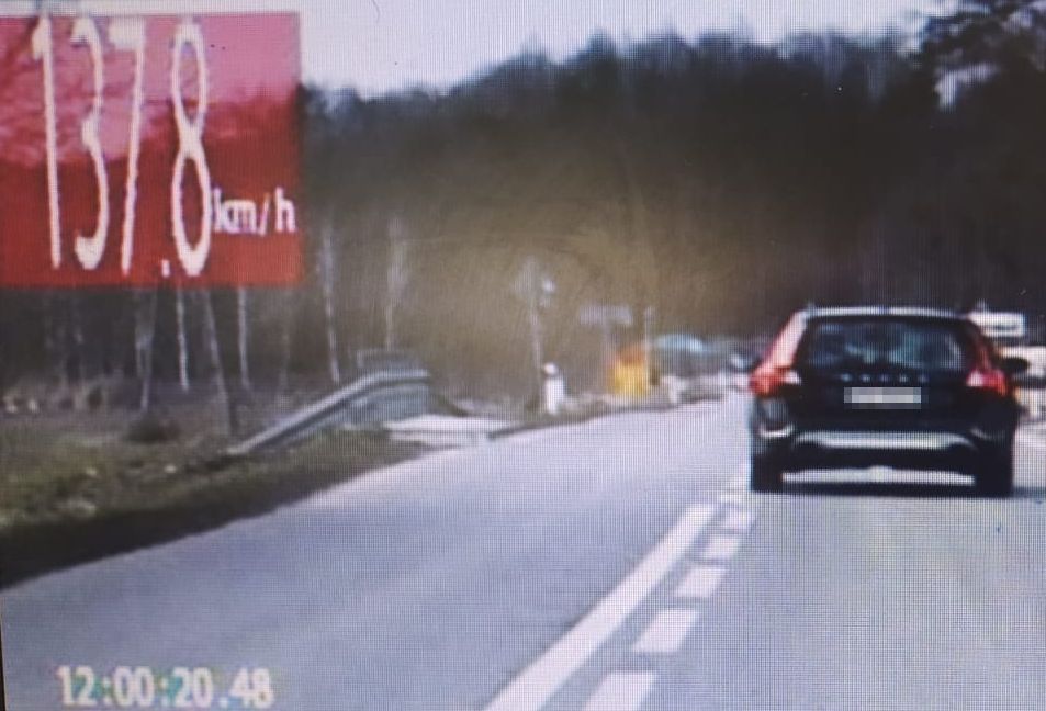 Kierowca BMW jechał drogą ekspresową ponad 200 km/h (zdjęcia)