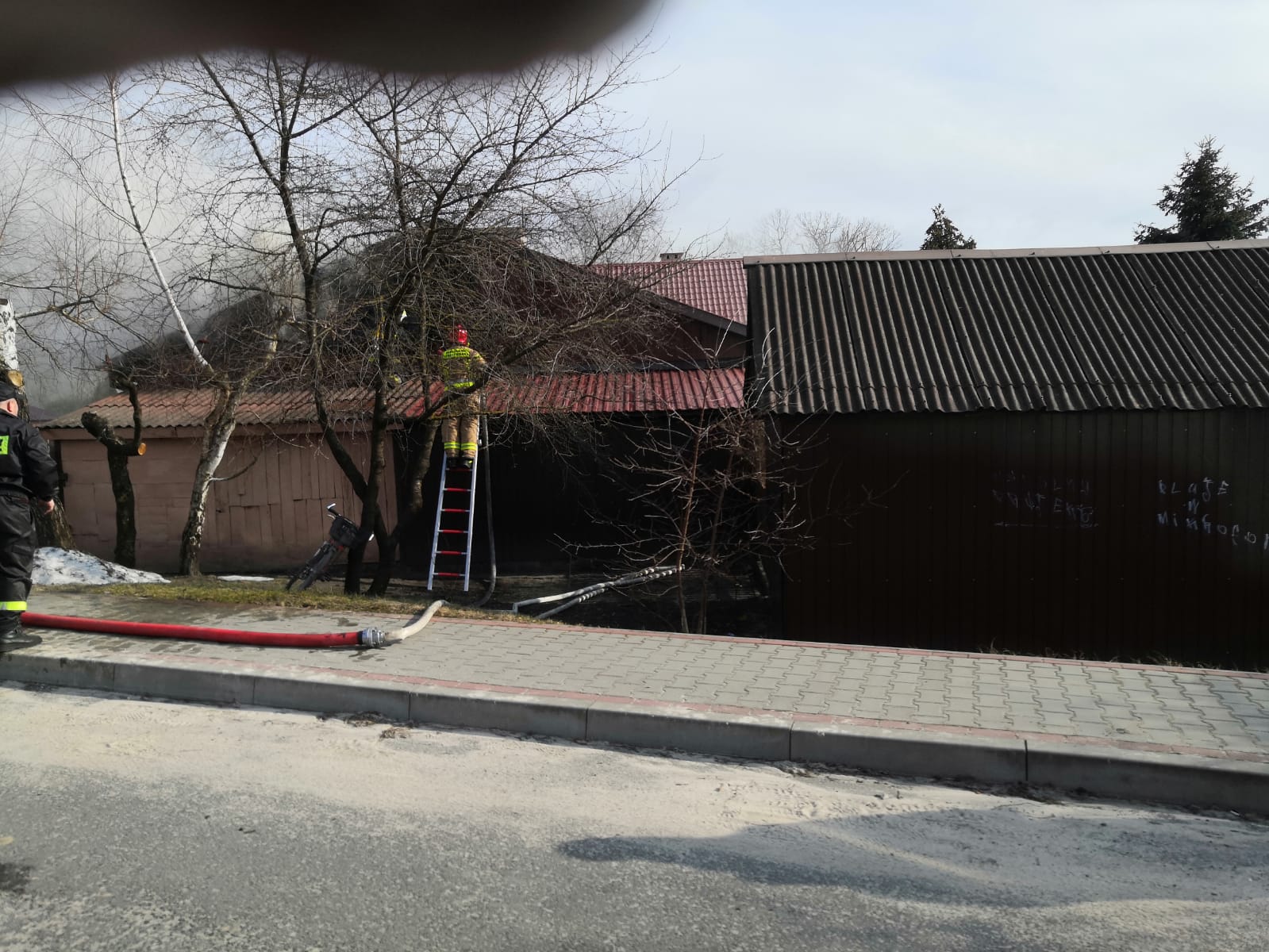 Tragiczny pożar domu. W trakcie akcji gaśniczej ujawniono zwłoki mężczyzny (zdjęcia)