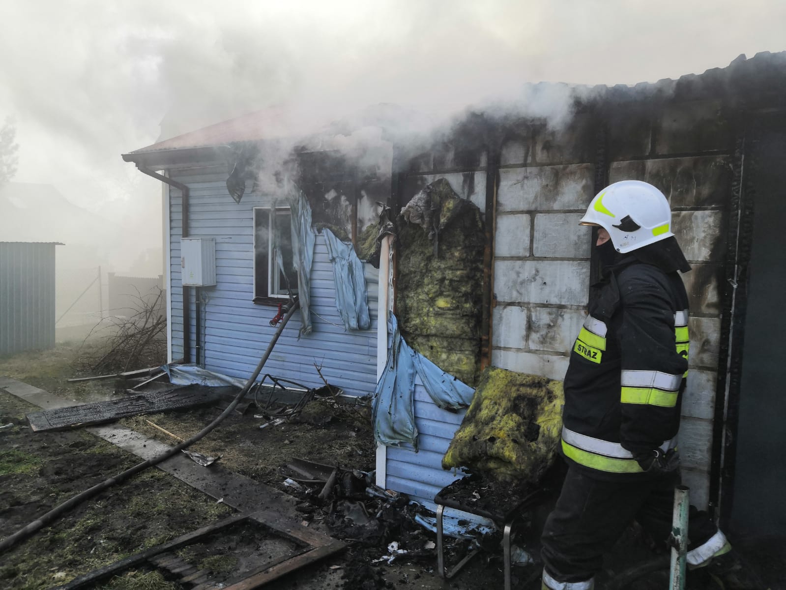Tragiczny pożar domu. W trakcie akcji gaśniczej ujawniono zwłoki mężczyzny (zdjęcia)