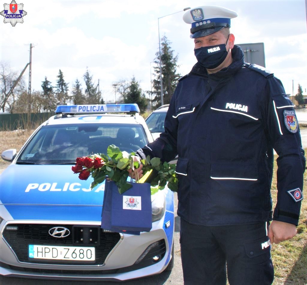 Policjanci kontrolowanym paniom wręczali kwiaty z okazji Dnia Kobiet (zdjęcia)