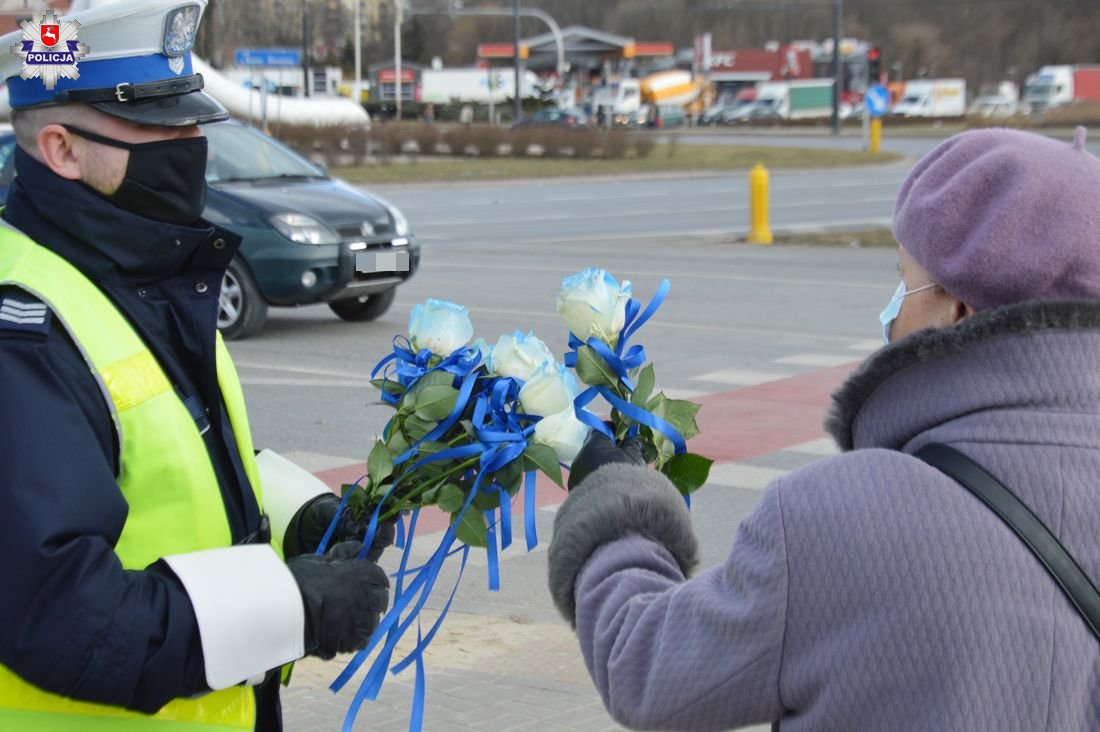 Policjanci kontrolowanym paniom wręczali kwiaty z okazji Dnia Kobiet (zdjęcia)