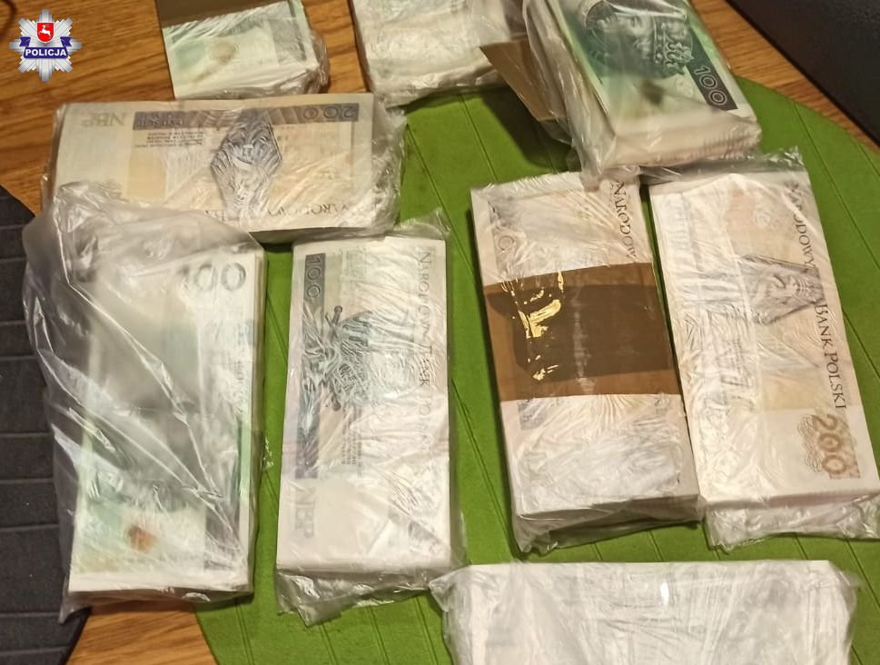 Blisko 8 kilogramów narkotyków, broń palna i pieniądze w mieszkaniu w Lublinie (zdjęcia)