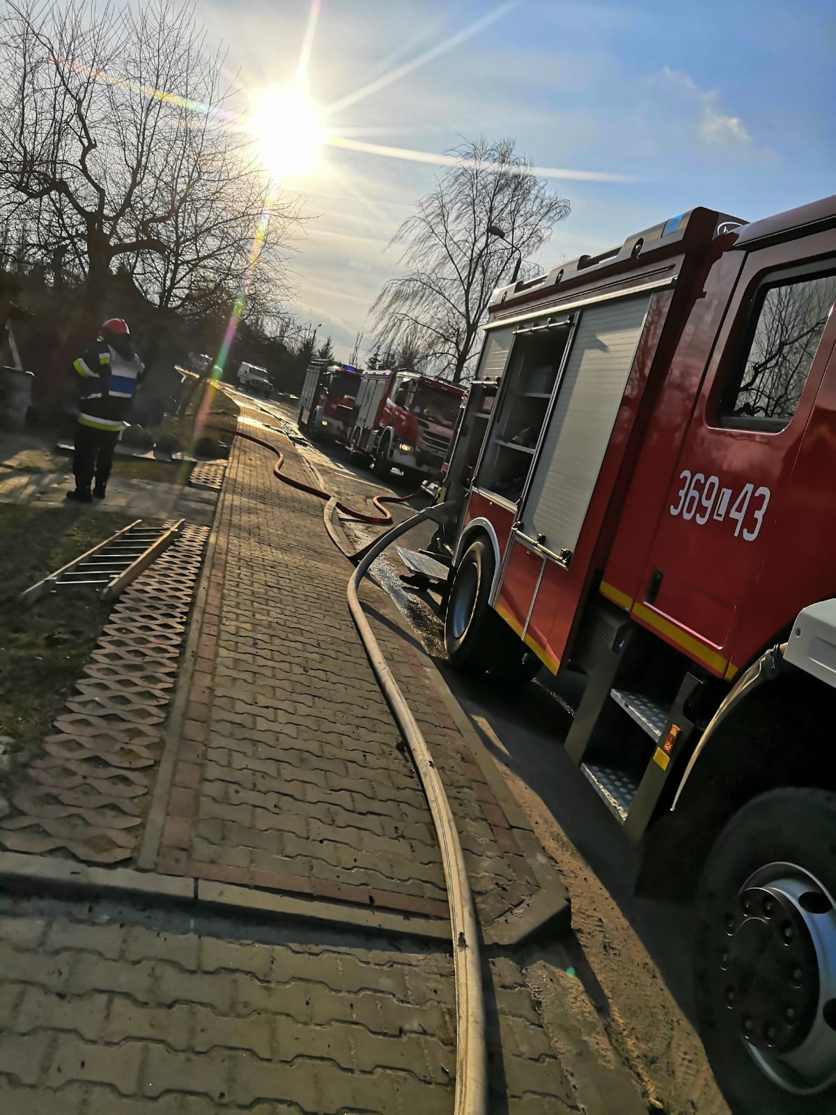 Tragiczny pożar domu. W trakcie akcji gaśniczej ujawniono zwłoki mężczyzny (zdjęcia)