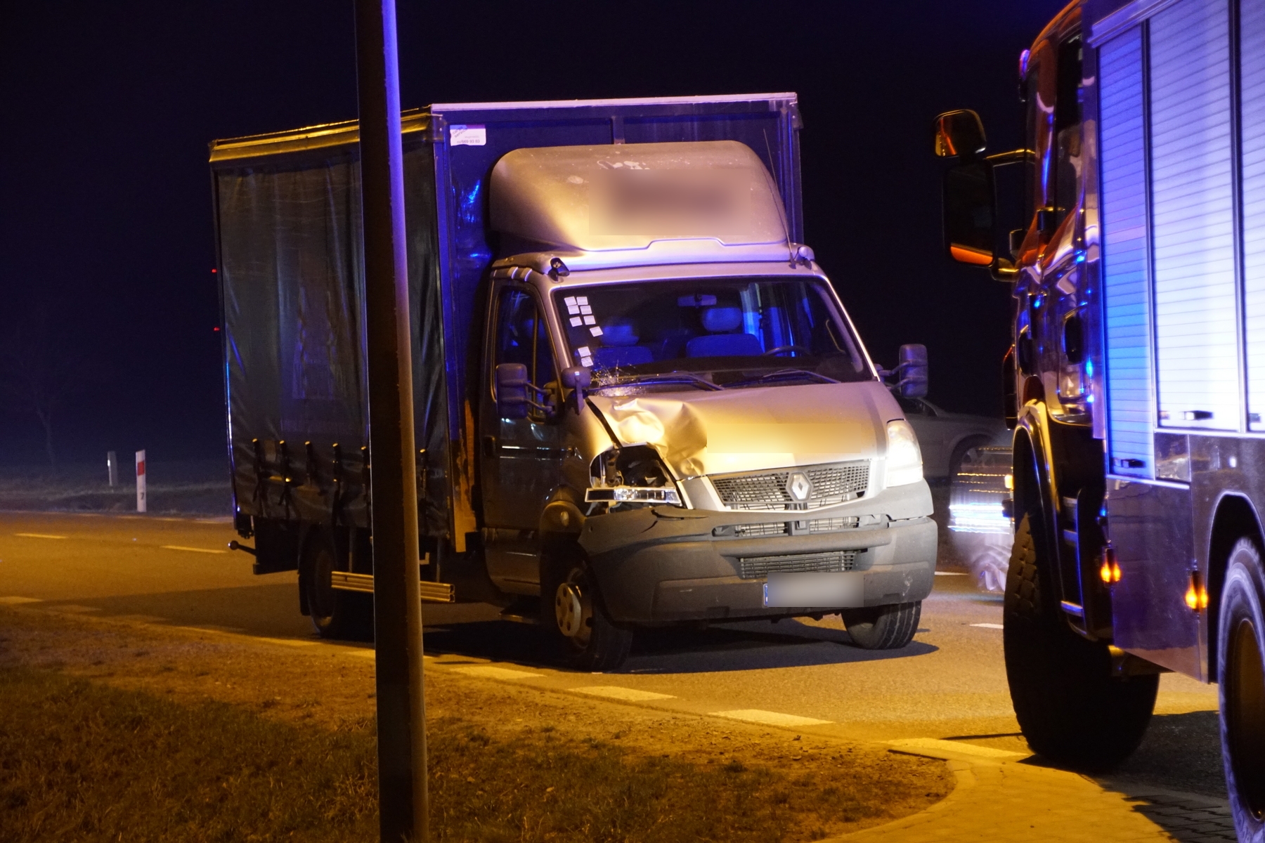 Przechodził przez jezdnię, został potrącony przez auto dostawcze. Starszy mężczyzna zginął na miejscu (zdjęcia)