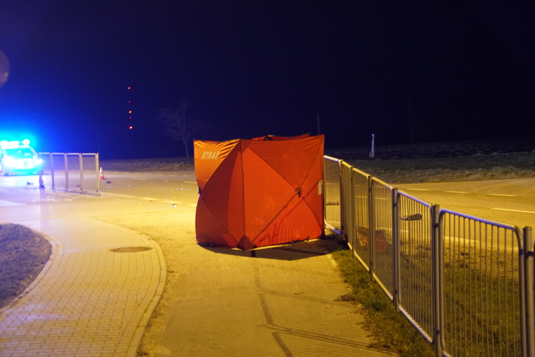 Przechodził przez jezdnię, został potrącony przez auto dostawcze. Starszy mężczyzna zginął na miejscu (zdjęcia)