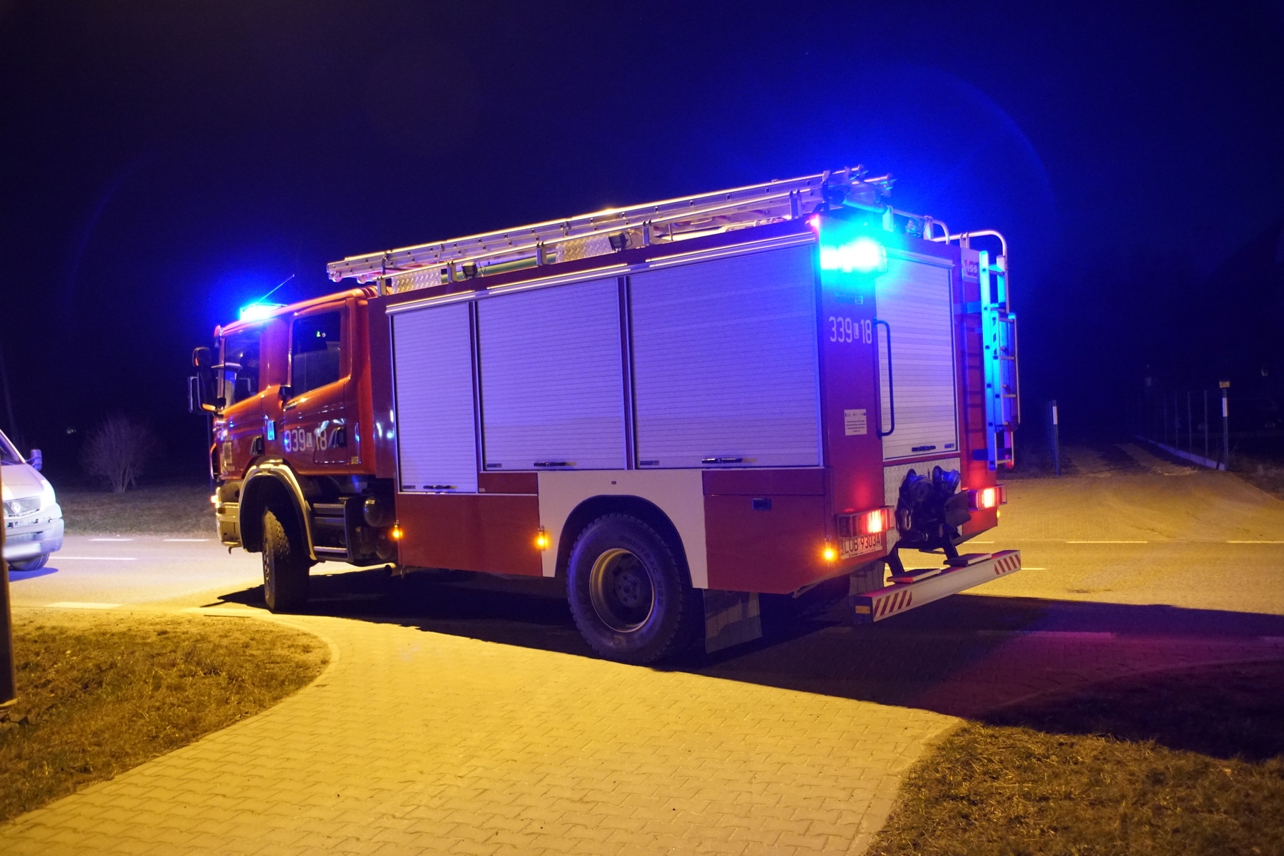 Przechodził przez jezdnię, został potrącony przez auto dostawcze. Starszy mężczyzna zginął na miejscu (zdjęcia)