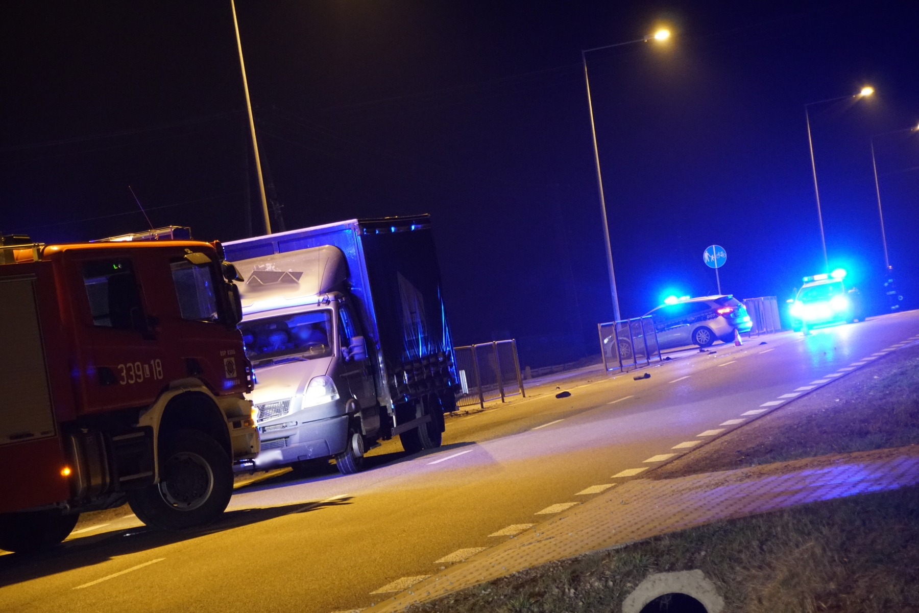 Przechodził przez jezdnię, został potrącony przez auto dostawcze. Starszy mężczyzna zginął na miejscu (zdjęcia)