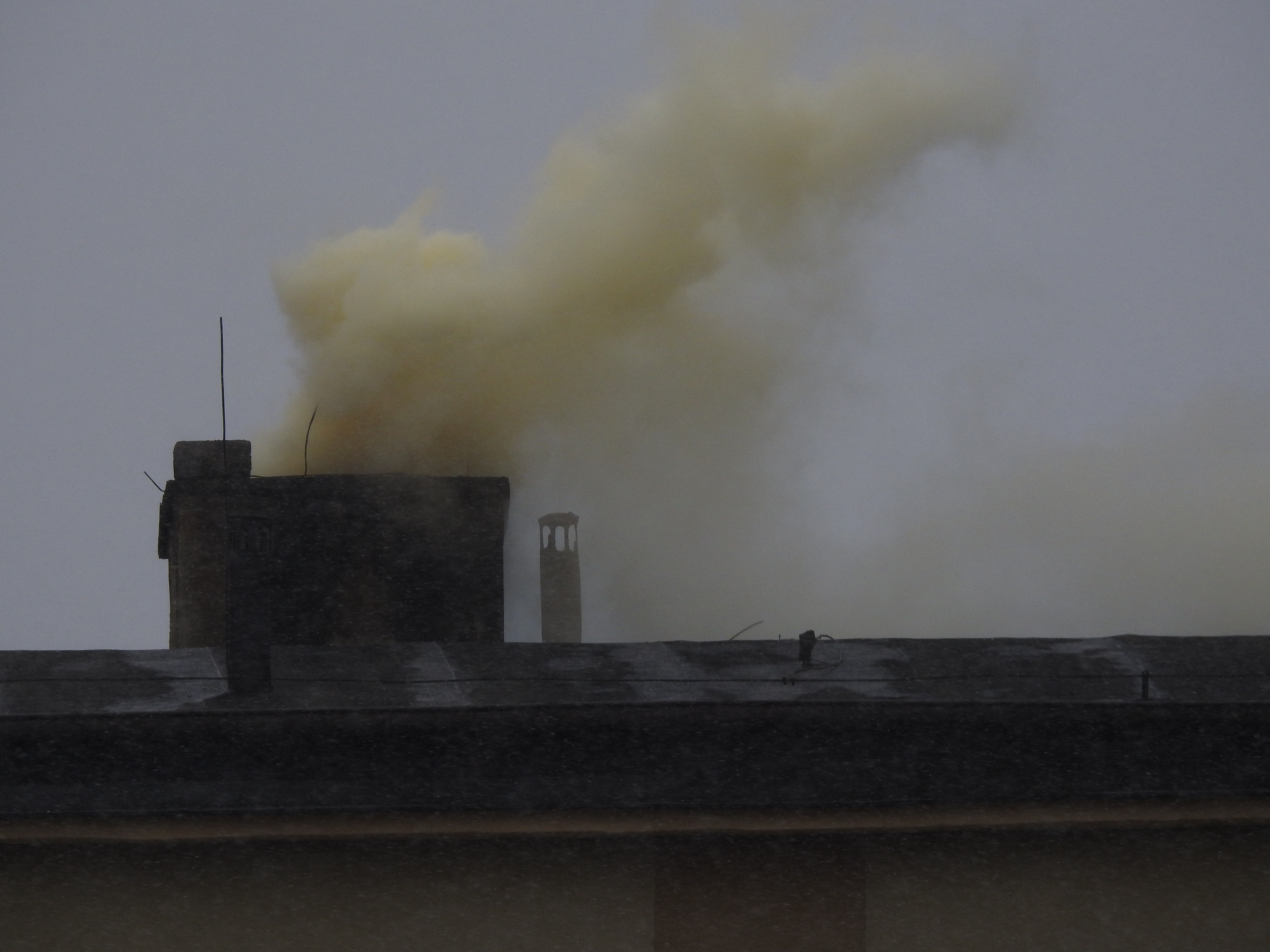 Sygnał od Czytelnika: „Duszący smród gęstego dymu ma woń plastiku i folii. Istnieje zagrożenie trwałego uszkodzenia zdrowia” (zdjęcia)