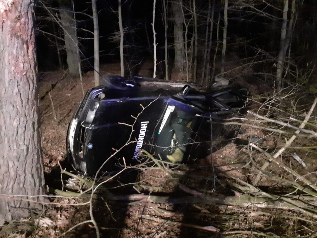 Wypadł autem z drogi i uderzył w drzewo. 21-latek kierujący BMW był pijany (zdjęcia)