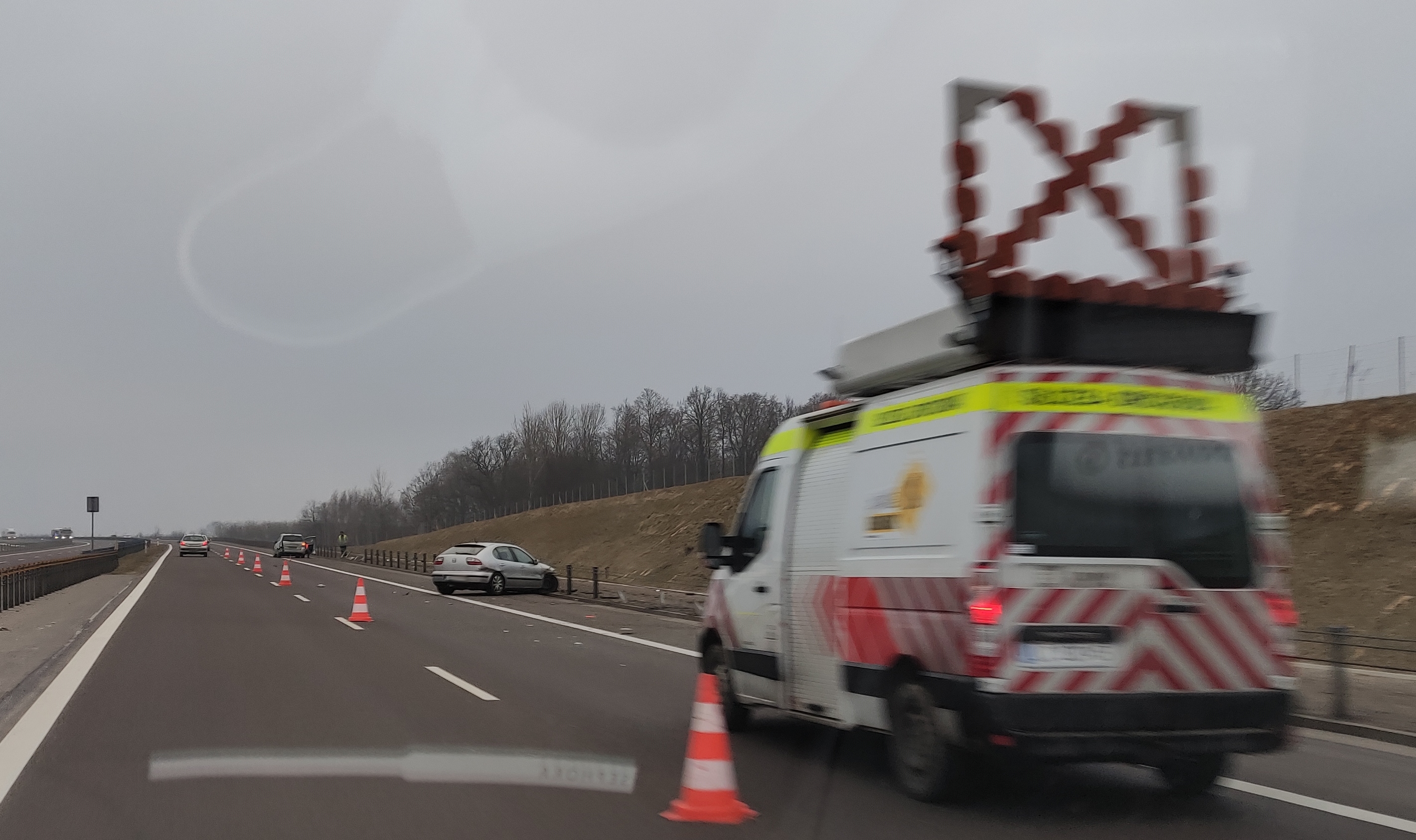 Zderzenie dwóch pojazdów na obwodnicy Lublina. Jeden pas częściowo zablokowany (zdjęcia)