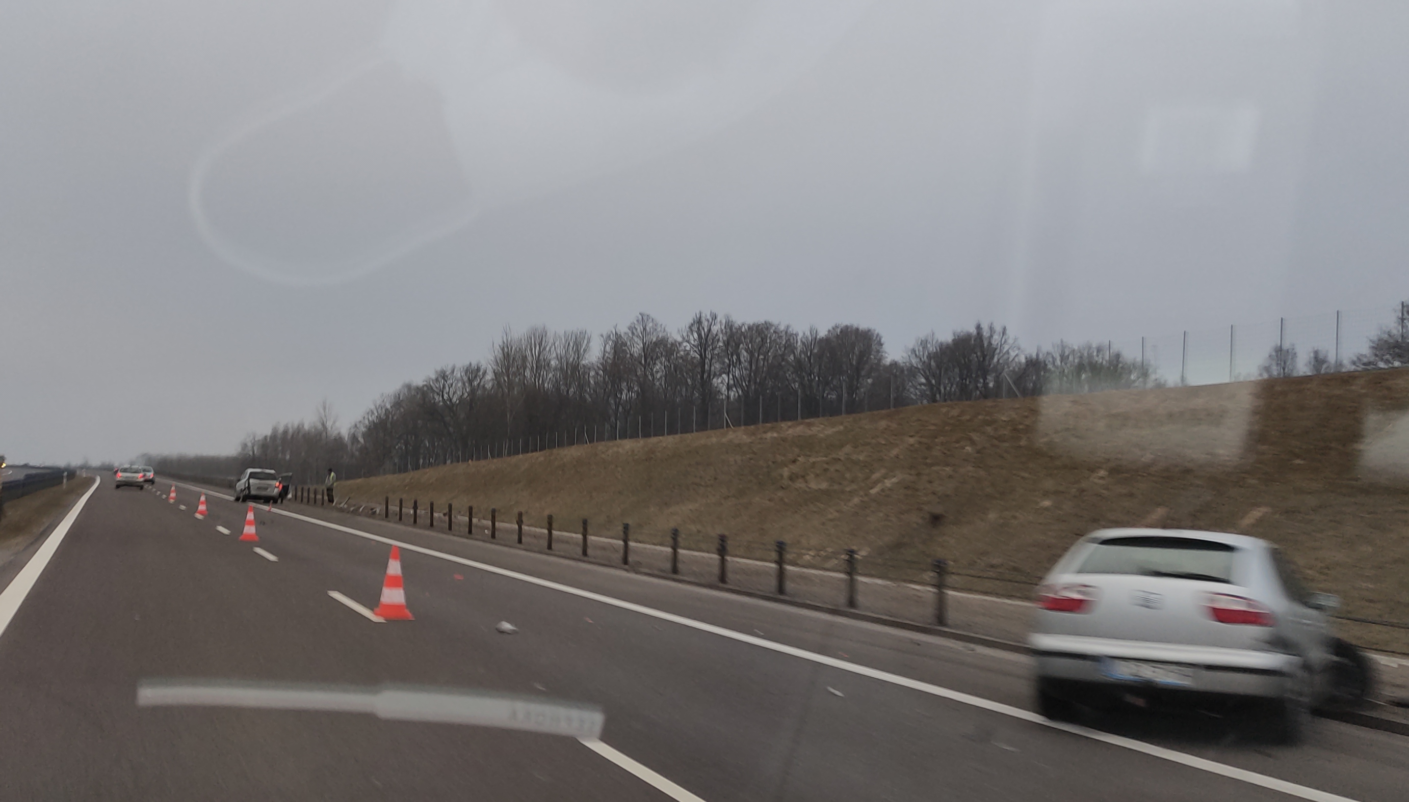 Zderzenie dwóch pojazdów na obwodnicy Lublina. Jeden pas częściowo zablokowany (zdjęcia)