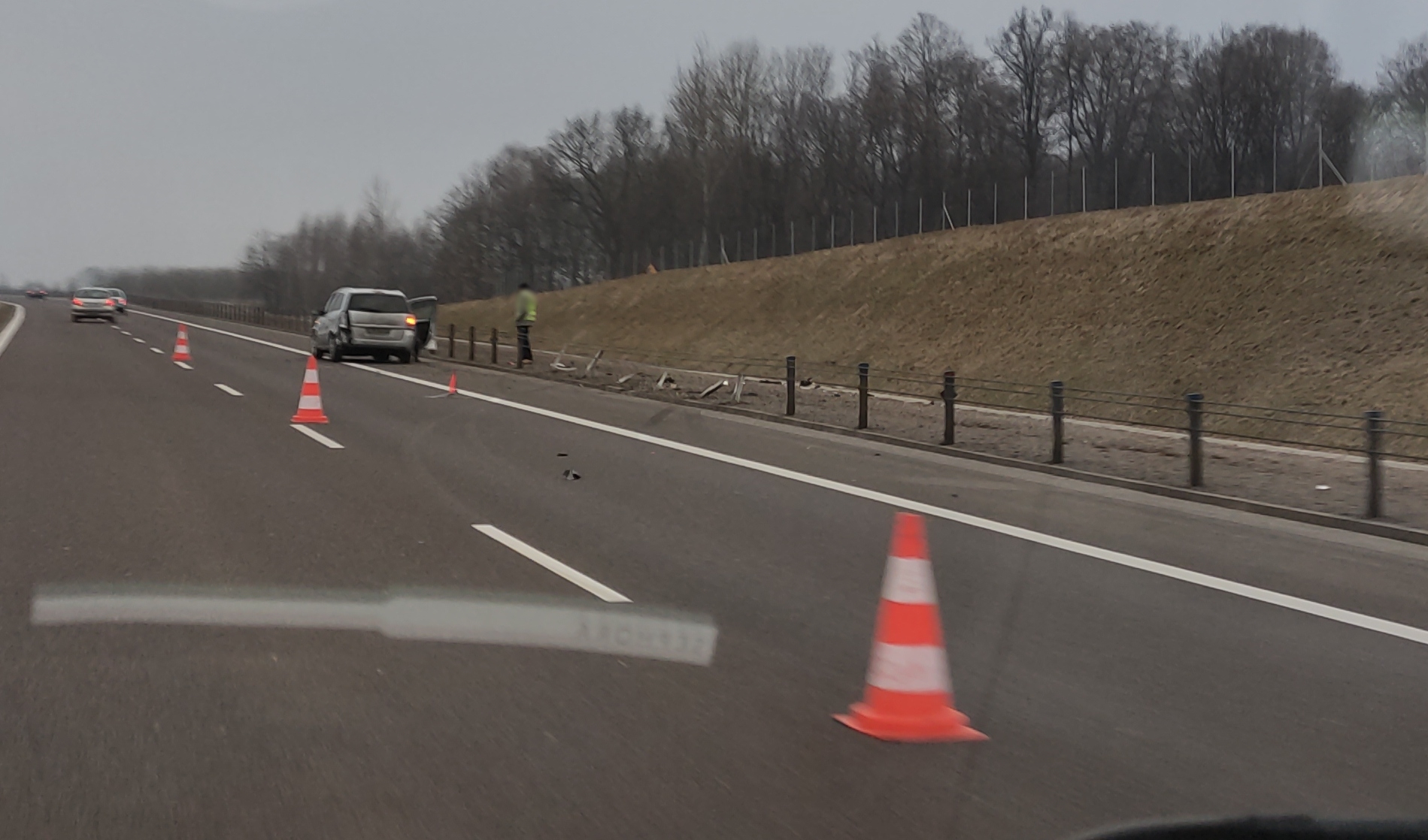 Zderzenie dwóch pojazdów na obwodnicy Lublina. Jeden pas częściowo zablokowany (zdjęcia)