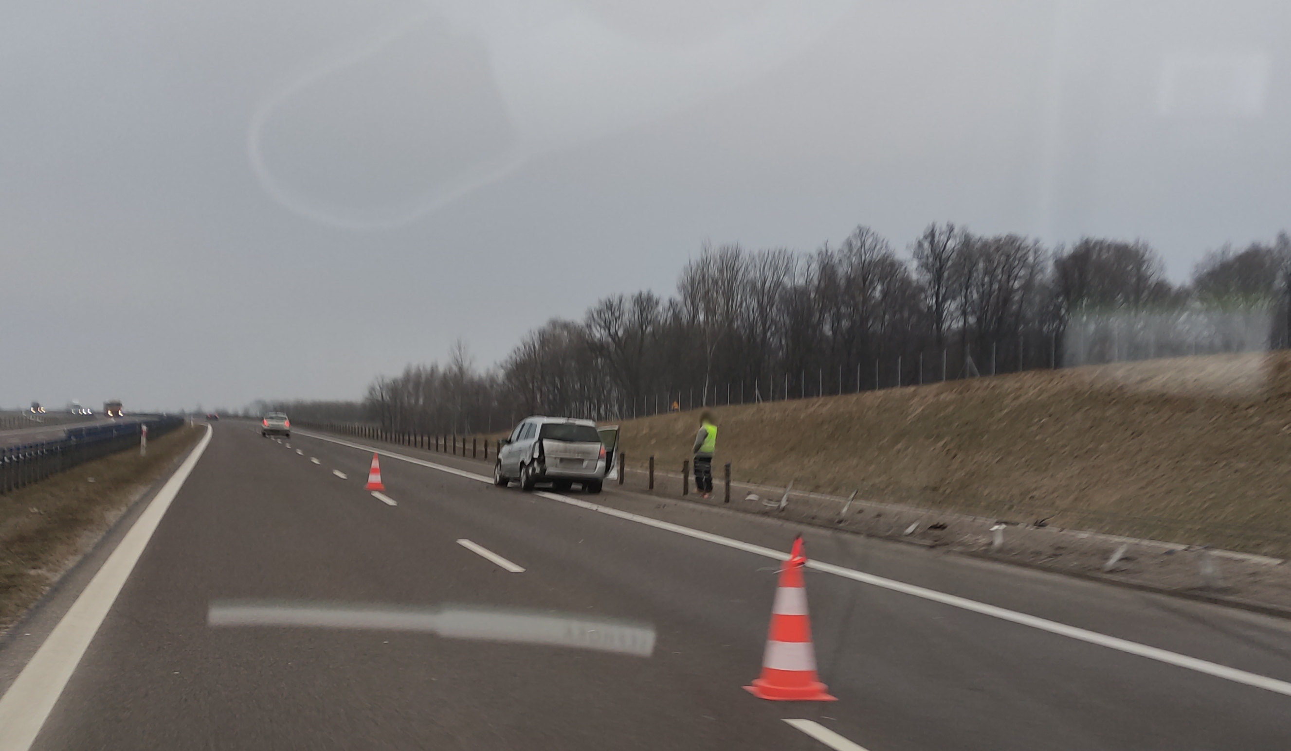Zderzenie dwóch pojazdów na obwodnicy Lublina. Jeden pas częściowo zablokowany (zdjęcia)