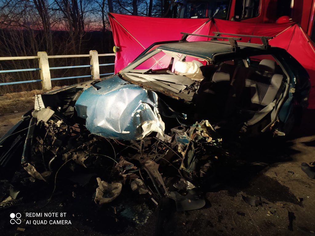 Skoda uderzyła w betonową barierę mostu. W wypadku zginął 32-letni kierowca (zdjęcia)