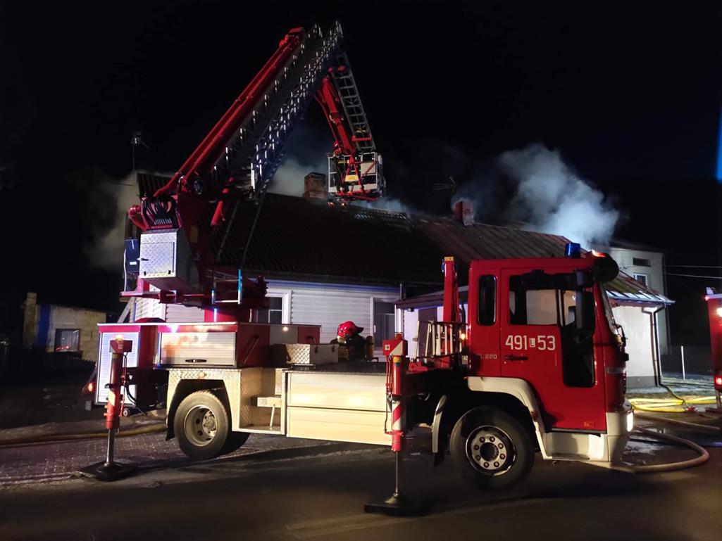 Nocny pożar domu w Parczewie. Akcja gaśnicza trwała 3,5 godziny (zdjęcia)