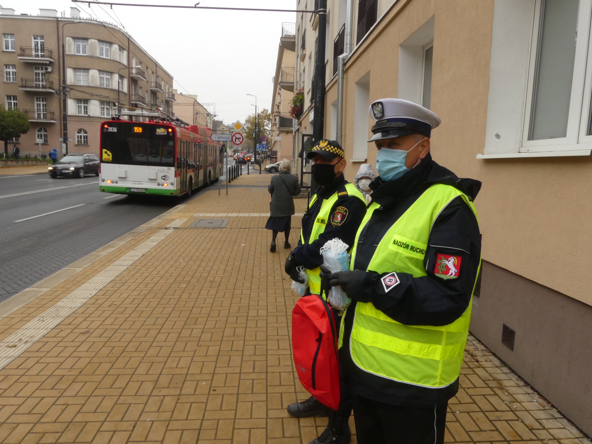 Nadzór Ruchu lubelskiego MPK i Straż Miejska rozdają maseczki pasażerom komunikacji miejskiej (zdjęcia)