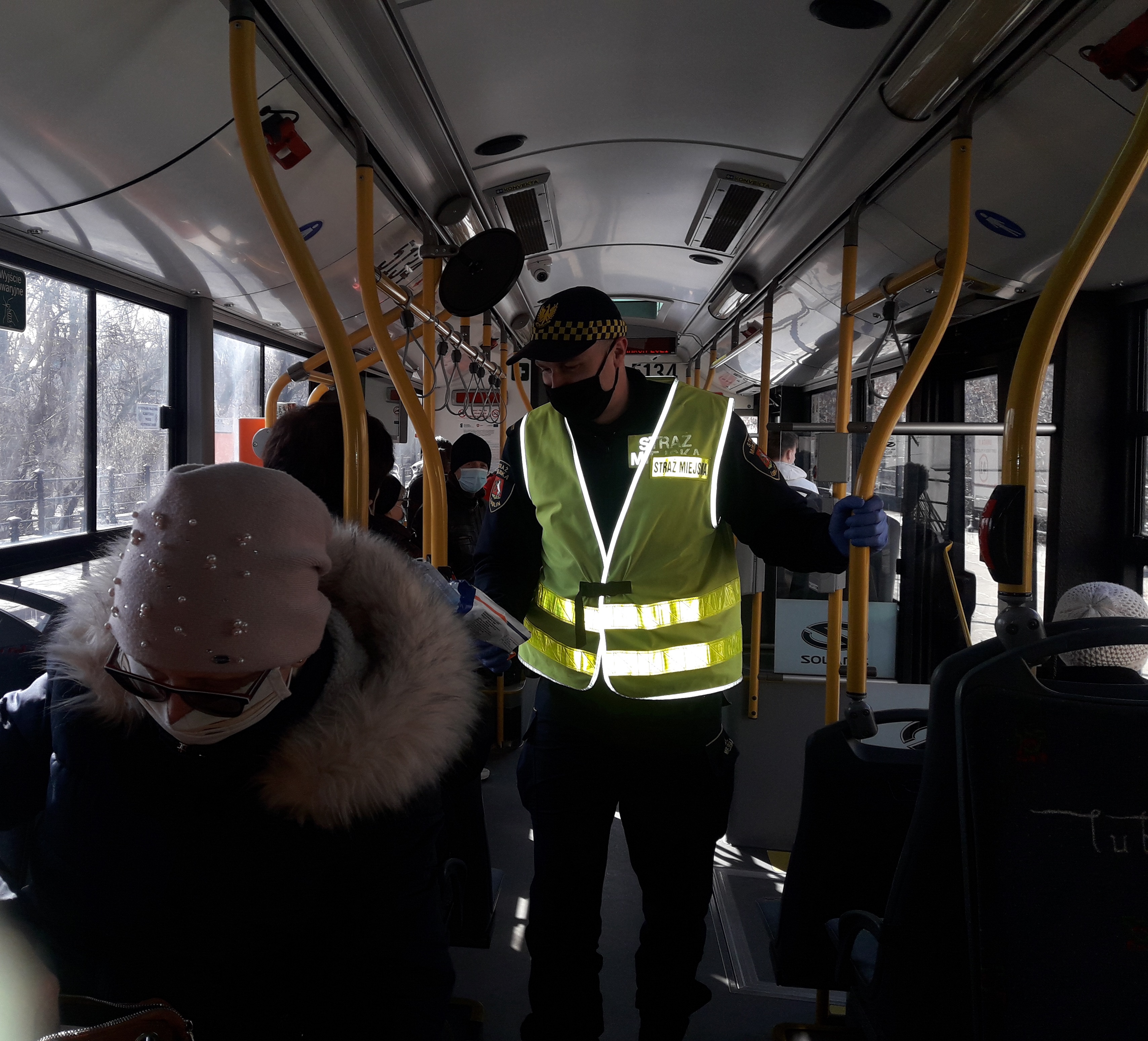 Nadzór Ruchu lubelskiego MPK i Straż Miejska rozdają maseczki pasażerom komunikacji miejskiej (zdjęcia)