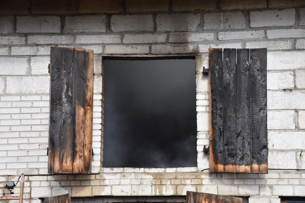 Tragiczny pożar domu, nie żyje jedna osoba (zdjęcia)
