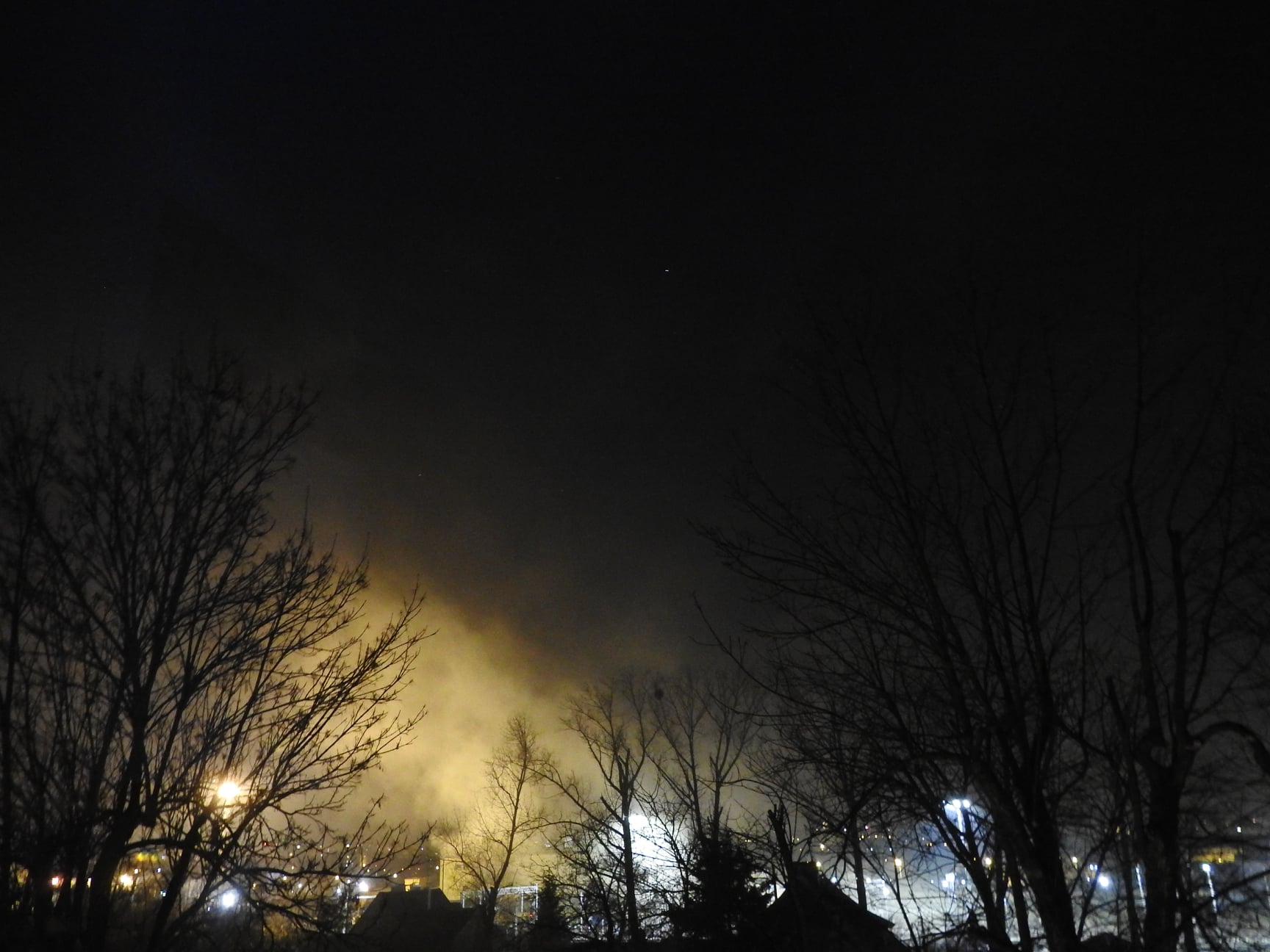 Sygnał od Czytelnika: „Duszący smród gęstego dymu ma woń plastiku i folii. Istnieje zagrożenie trwałego uszkodzenia zdrowia” (zdjęcia)