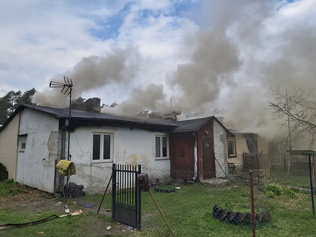 Dziewięć rodzin bez dachu nad głową po pożarze budynku mieszkalnego. Apel o pomoc (zdjęcia)