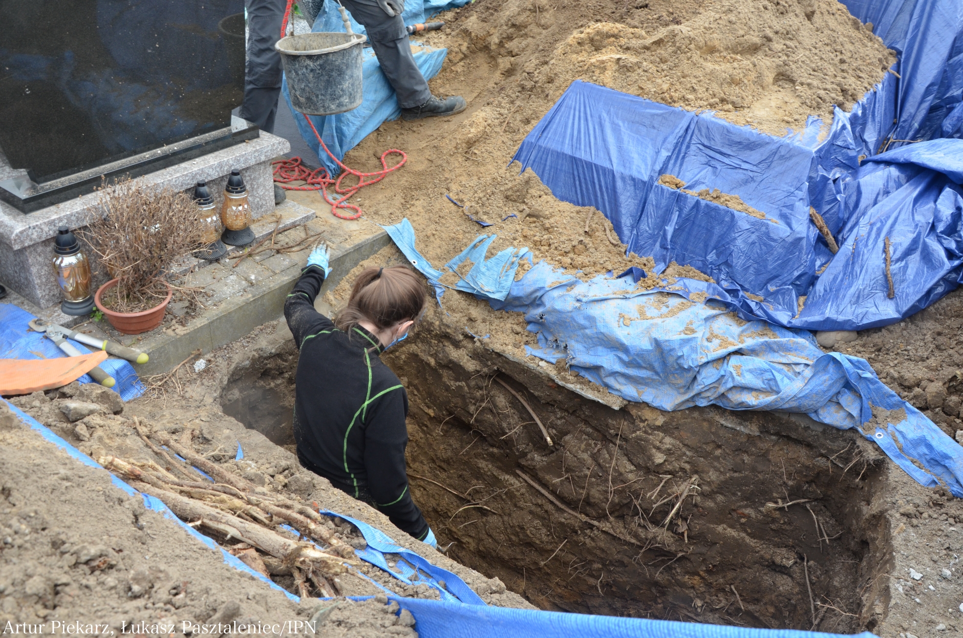 Pod cmentarnym murem znaleziono szczątki partyzanta. To najprawdopodobniej „Bystry” (zdjęcia)