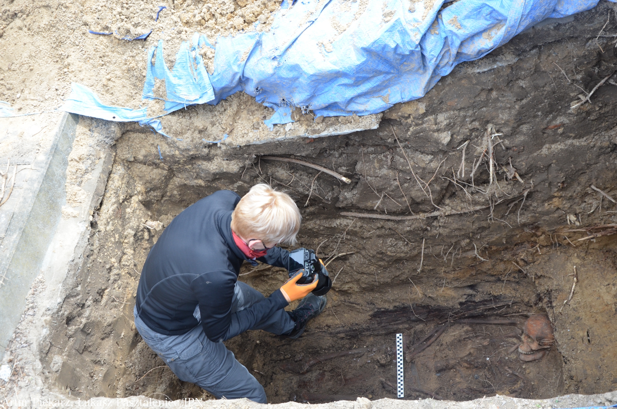Pod cmentarnym murem znaleziono szczątki partyzanta. To najprawdopodobniej „Bystry” (zdjęcia)